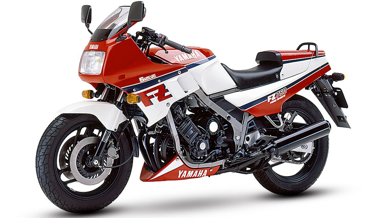 Yamaha FZ750 1985. Esta deportiva de la marca de los diapasones destacaba por el empleo de una culata con cinco válvulas por cilindro y en disposición radial, así como por la inclinación del motor para centralizar pesos.