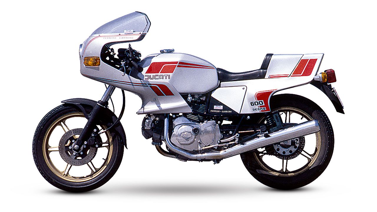 Ducati 600SL Pantah 1980. Deportiva muy deseada en su momento y germen de los modelos posteriores. Ya contaba con las señas de identidad de la marca italiana, con su motor V2 a 90º y distribución desmodrómica con dos válvulas por cilindro.