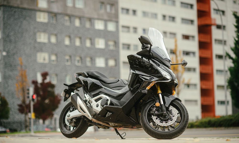 Honda Forza 750: La carrocería es la habitual de un scooter, con una línea basada en la del resto de la familia Forza