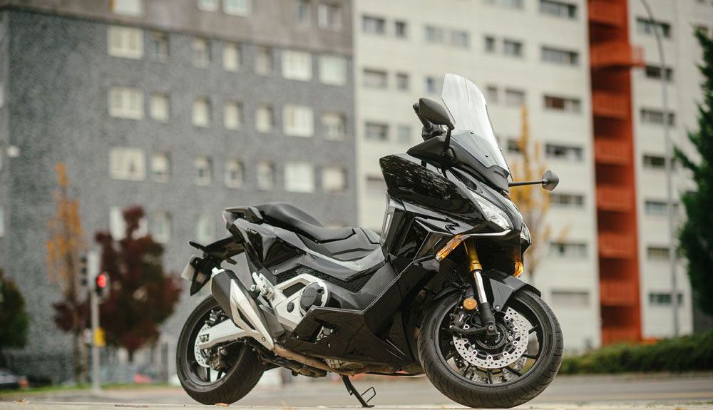 Honda Forza 750: La carrocería es la habitual de un scooter, con una línea basada en la del resto de la familia Forza Honda Forza 750: La carrocería es la habitual de un scooter, con una línea basada en la del resto de la familia Forza