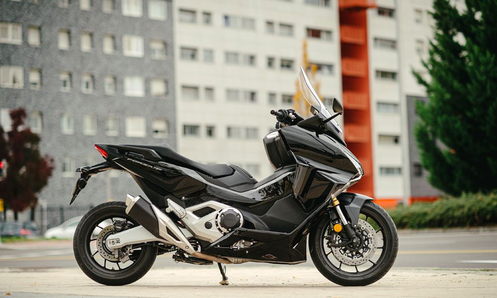 Honda Forza 750: El tren delantero es similar al de una motocicleta tradicional, con una llanta de 17" y un par de grandes discos de freno. 