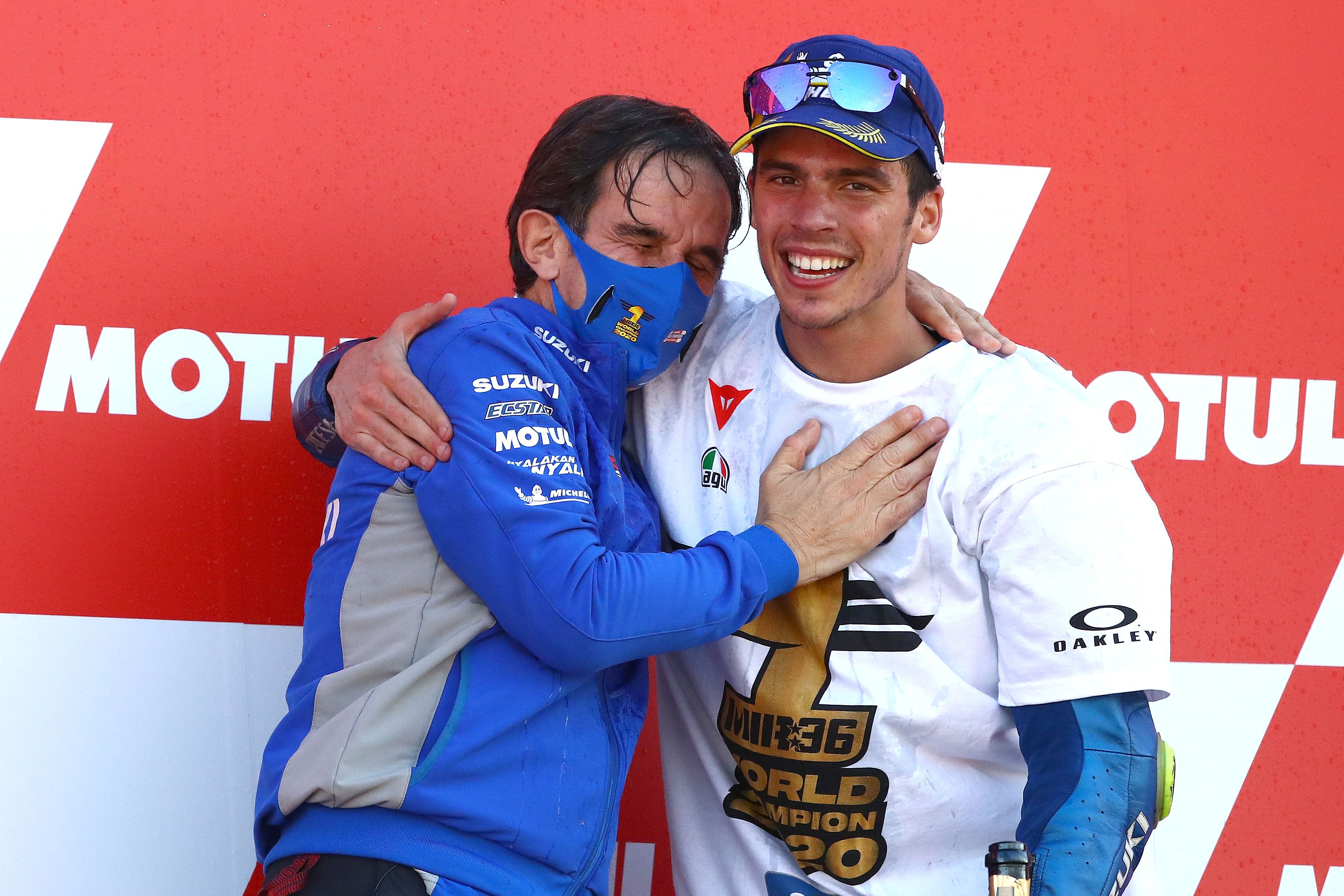 Joan Mir junto al team manager del equipo Suzuki Ecstar, Davide Brivio.