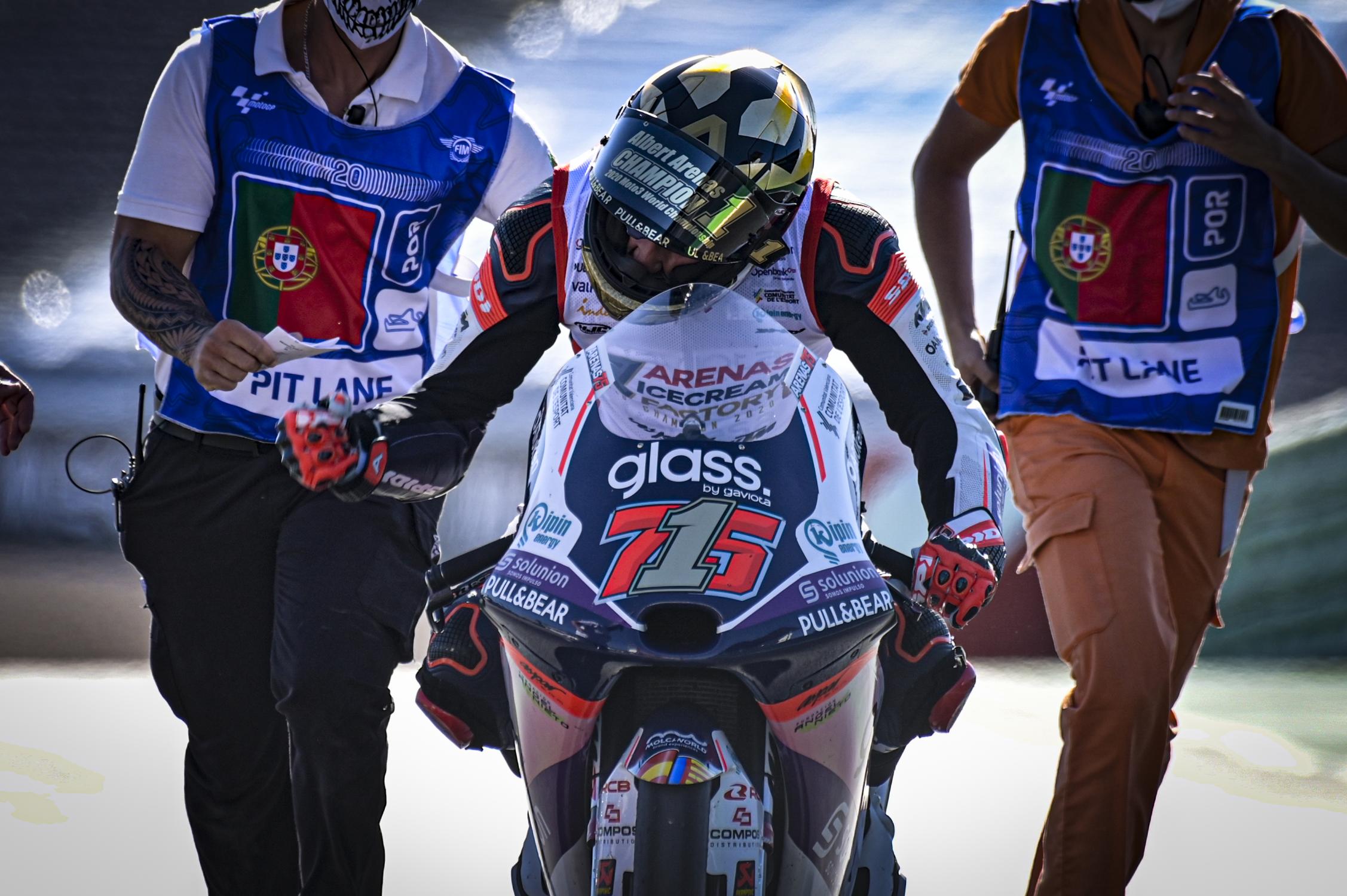 Albert Arenas celebra el título de Moto3 conquistado en Portugal.