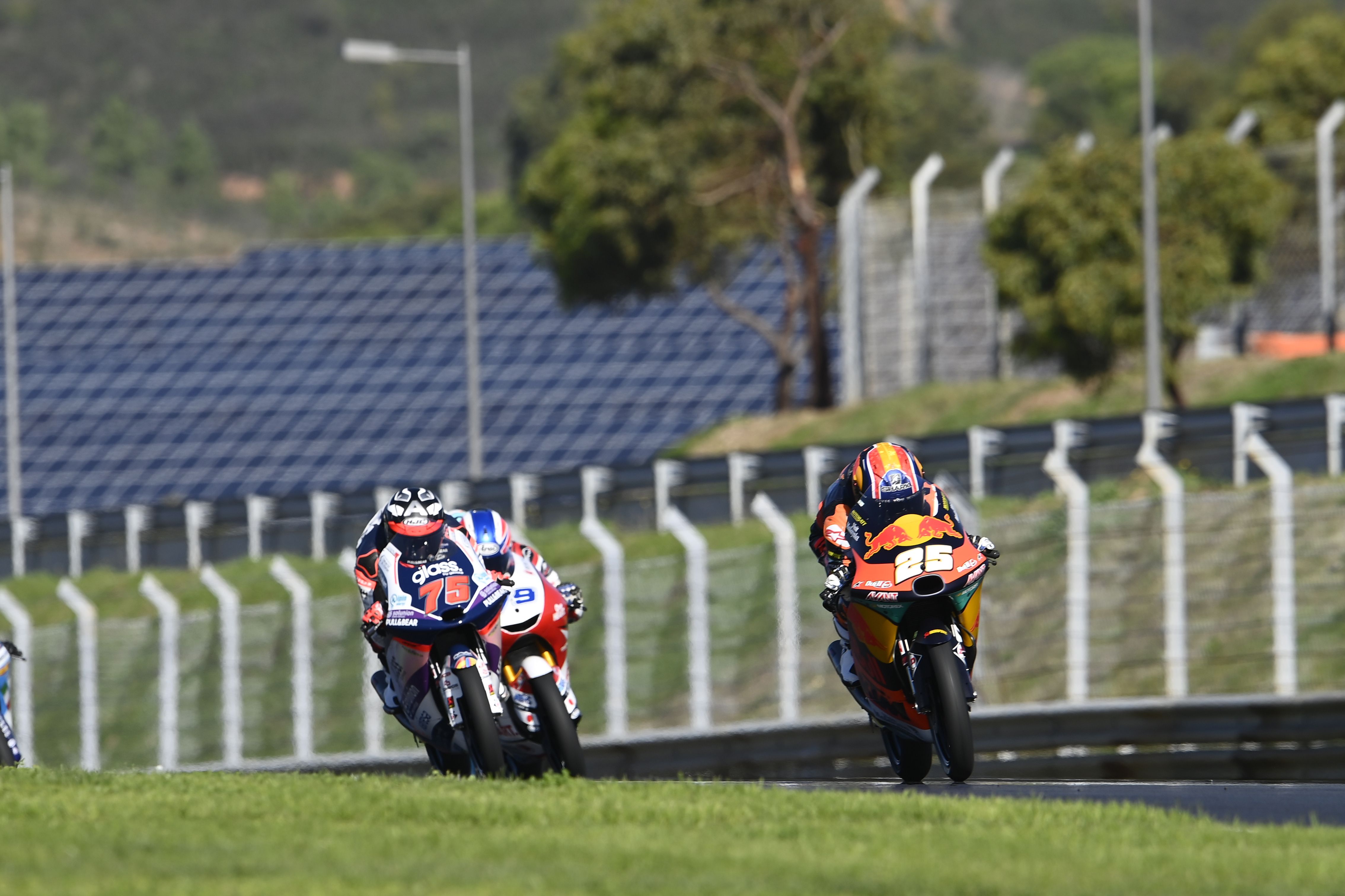 Raúl Fernández ha logrado una victoria sin paliativos en Portimao mientras que Albert Arenas ha tenido que sudar el título de Moto3.