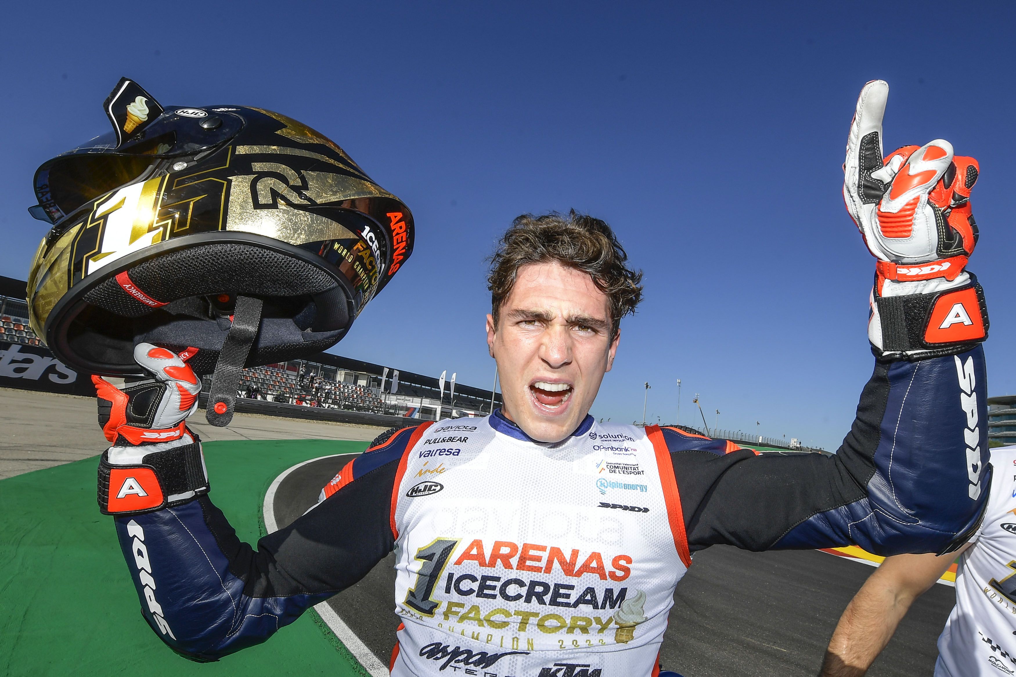 Albert Arenas celebra en la pista el título de Moto3. 
