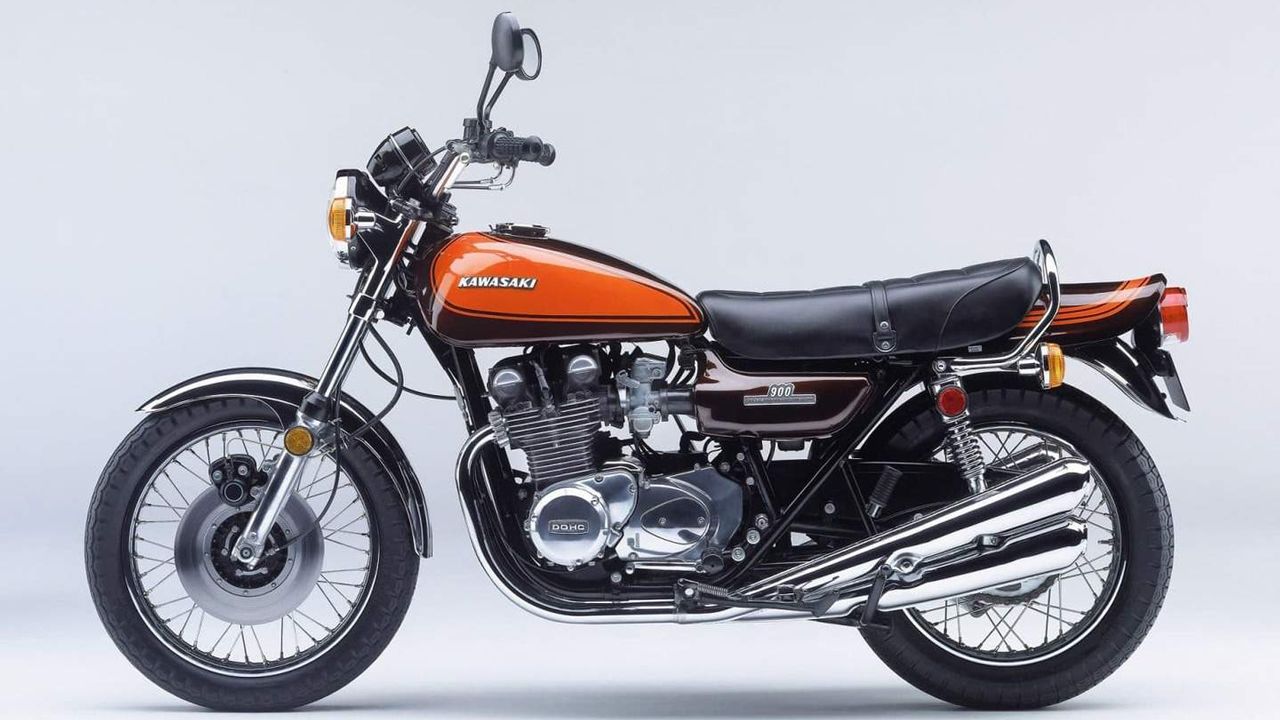 Kawasaki Z1 1972. La llegada de la Honda CB750Four en 1968 motivó el retraso del lanzamiento de la deportiva de Kawasaki, que aprovechó la ocasión para lanzar el tetracilíndrico más grande hasta entonces, con 900 cc y 82 CV.