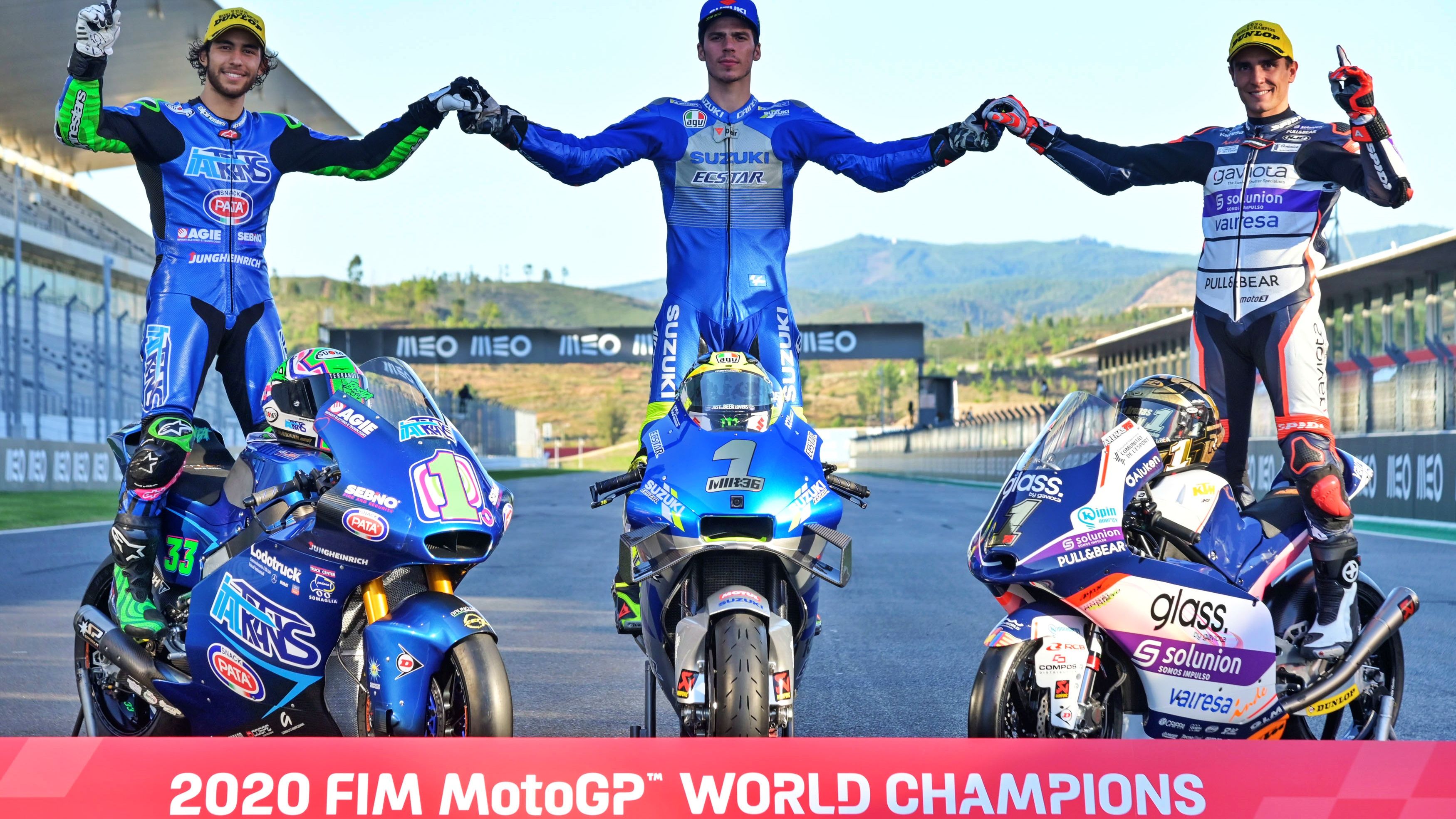 Joan Mir entre Enea Bastianini y Albert Arenas en la foto de los campeones de MotoGP 2020