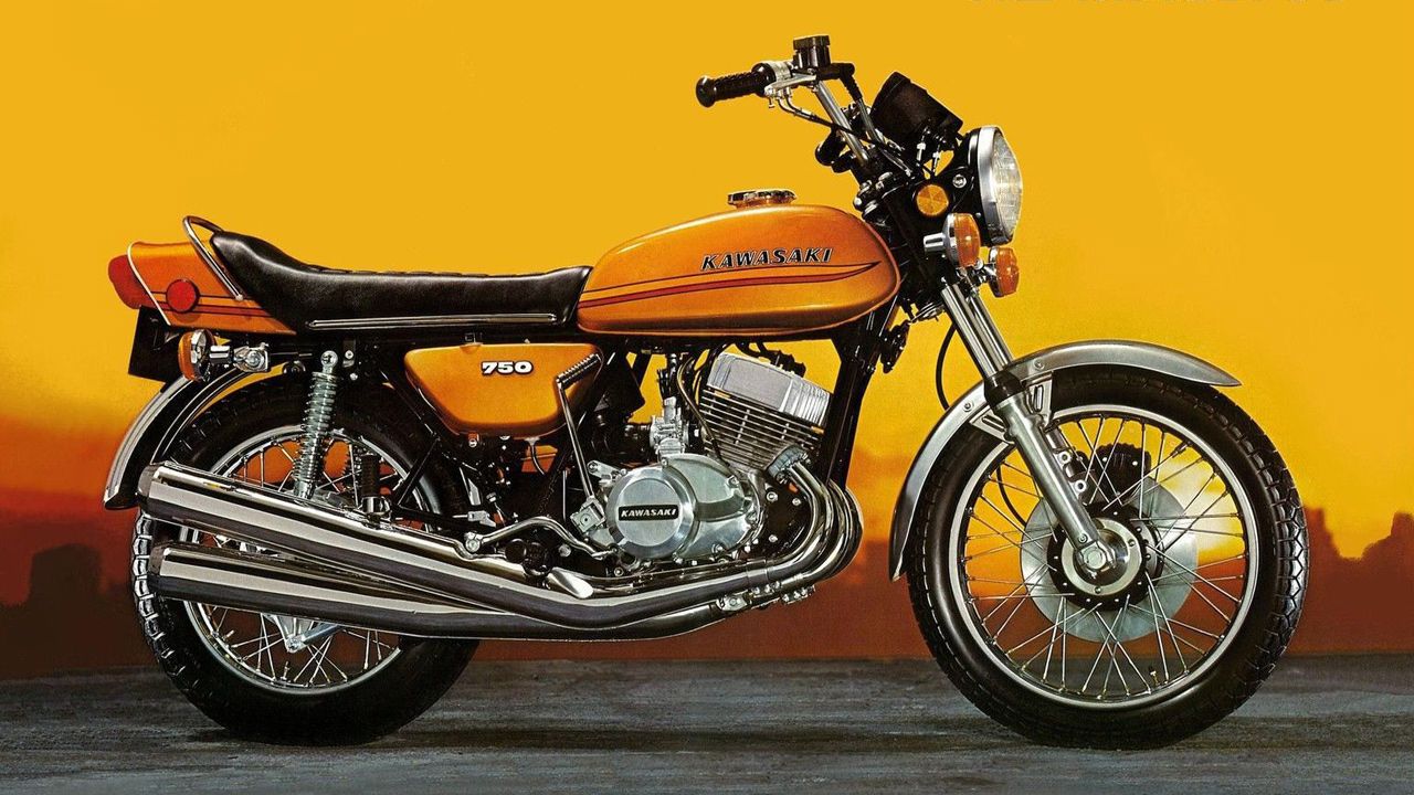 Kawasaki H2 750 Mach IV 1972. El Talón de Aquiles de la H2 era su chasis, que era demasiado blando para la potencia del motor, lo que provocaba que en conducción deportiva se viera superado.