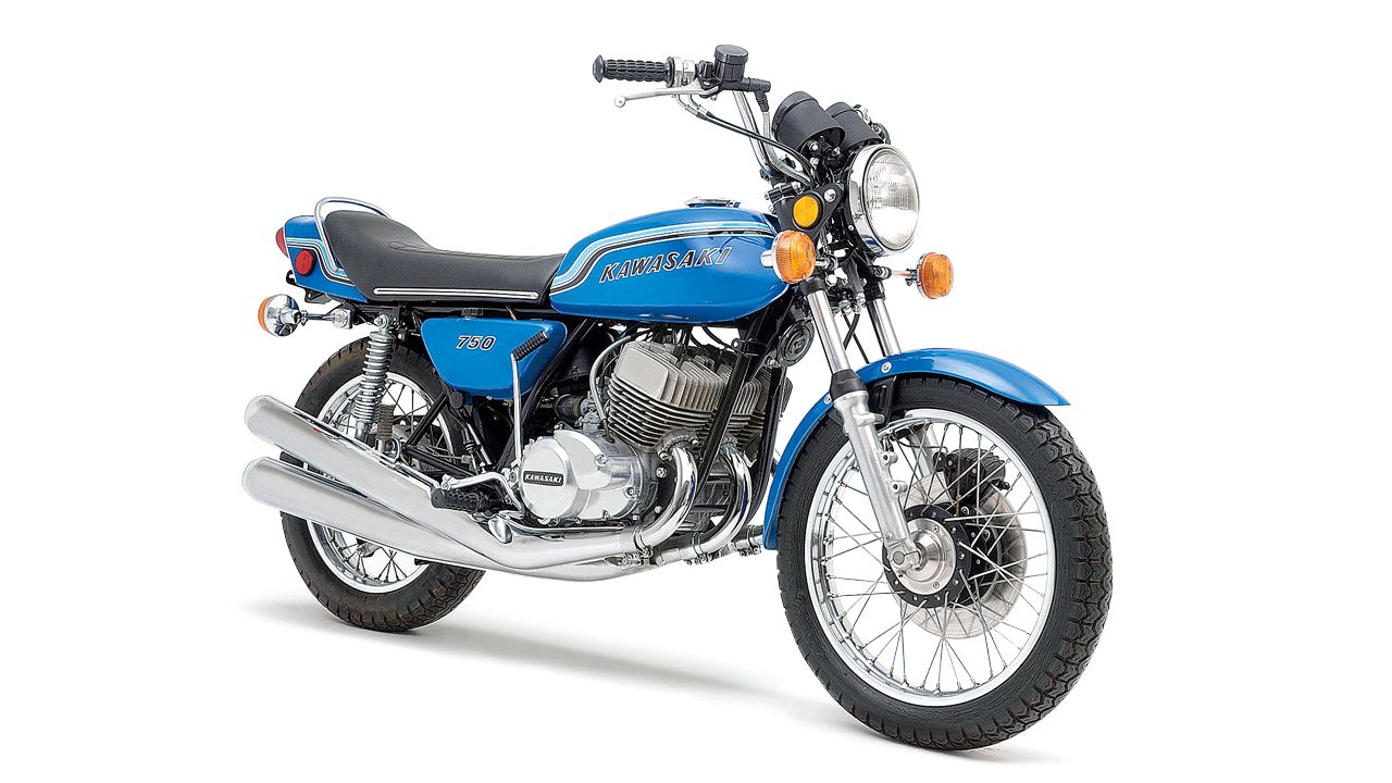 Kawasaki H2 750 Mach IV 1972. El tricilíndrico de cuatro tiempos, con 74 CV de potencia, permitía a la Kawasaki acelerar más rápido que ninguna otra moto de su clase.