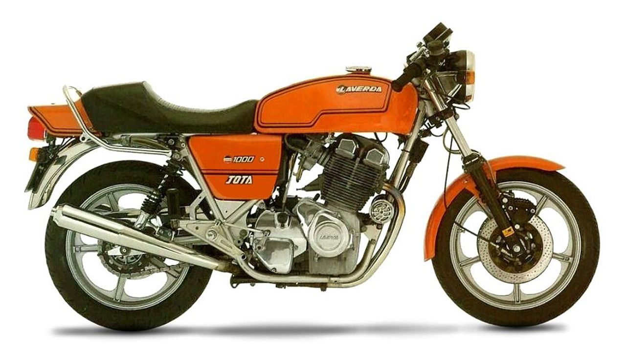 Laverda 1000 Jota 1976. Las primeras versiones carecían por completo de carenado, que hizo su aparición en años posteriores. El motor de 2 cilindros tenía el cigüeñal calado a 180º inicialmente, que más tarde evolucionaría a 120º para reducir las vibracio