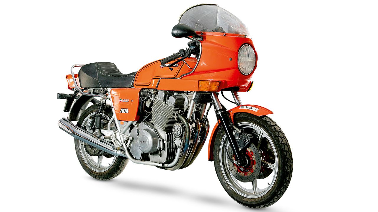 Laverda 1000 Jota 1976. Las marca italianas, como Laverda, fueron de las pocas en enfrentarse con éxito a las japonesas, empezando con motores 4T bicilíndricos y tetracilíndricos de 650 y 750 cc, que posteriormente fueron creciendo hasta los 1.200 cc.