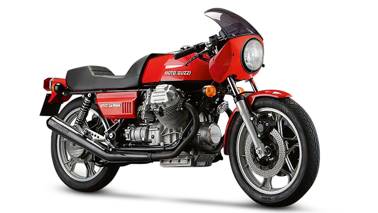 Moto Guzzi 850 Le Mans 1986. El motor tenía el cigüeñal longitudinal, como el boxer de BMW, aunque con los cilindros en V e inclinados hacia arriba. Los frenos disponían de un sistema de accionamiento combinado.