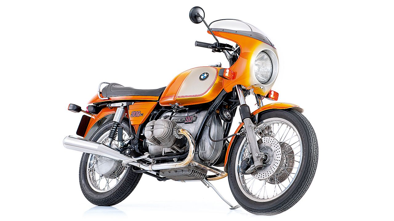 BMW R90S 1973. La marca alemana partió de la serie 6 de 750 cc, aumentando el cubicaje hasta los 900 cc y dotándola de un carenado y una posición de conducción con aspiraciones más deportivas.