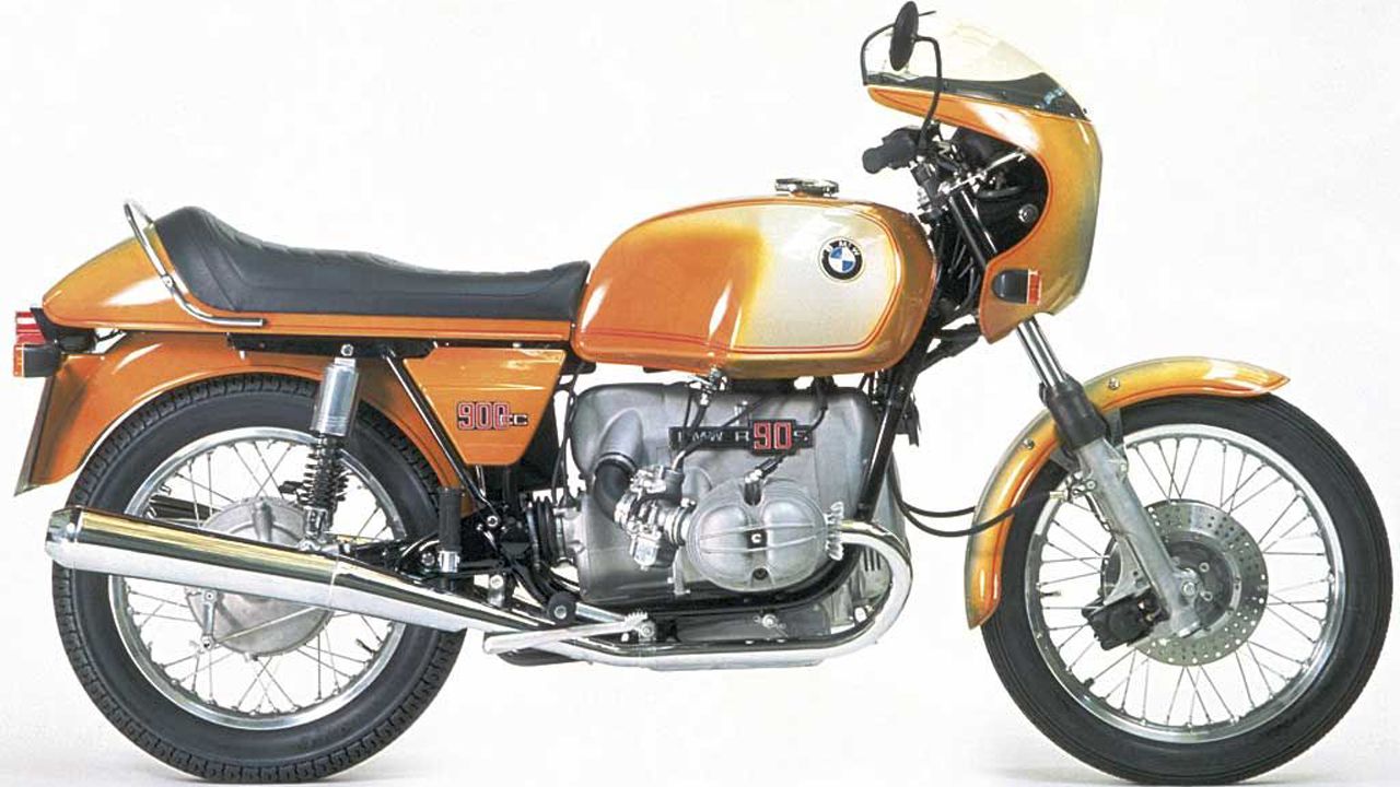BMW R90S 1973. La limitada potencia del motor (67 CV) estaba compensada por un peso inferior a sus rivales. Las R90S llegaron a ganar en su estreno la carrera de Daytona.