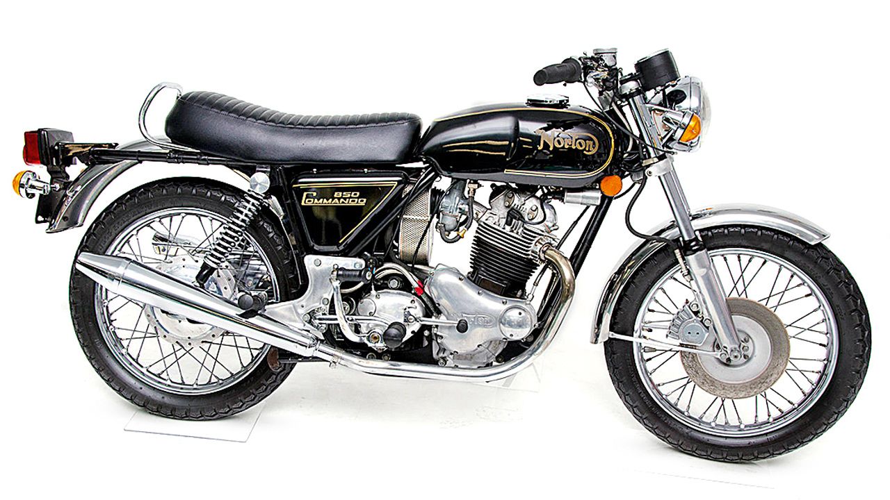 Norton Commando 850 1973. Fue el último intento de la marca británica para luchar contra la industria japonesa, con un conjunto de tecnología obsoleta pero que llegó a lograr algunos triunfos gracias a su equilibrio general.