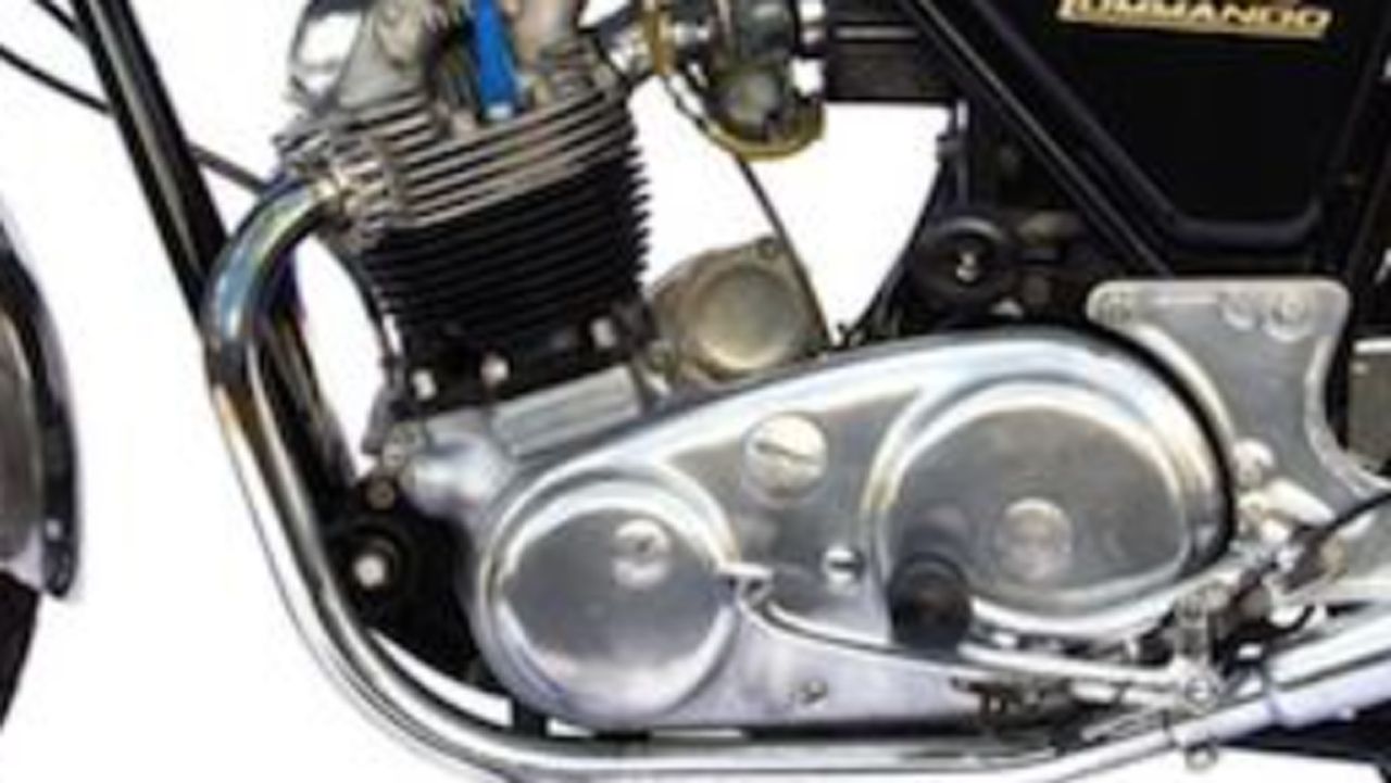 Norton Commando 850 1973. El motor bicilíndrico, calado a 360 º, ofrecía una potencia que no llegaba a los 60 CV, cuando la de sus rivales se acercaba a los 90 CV.