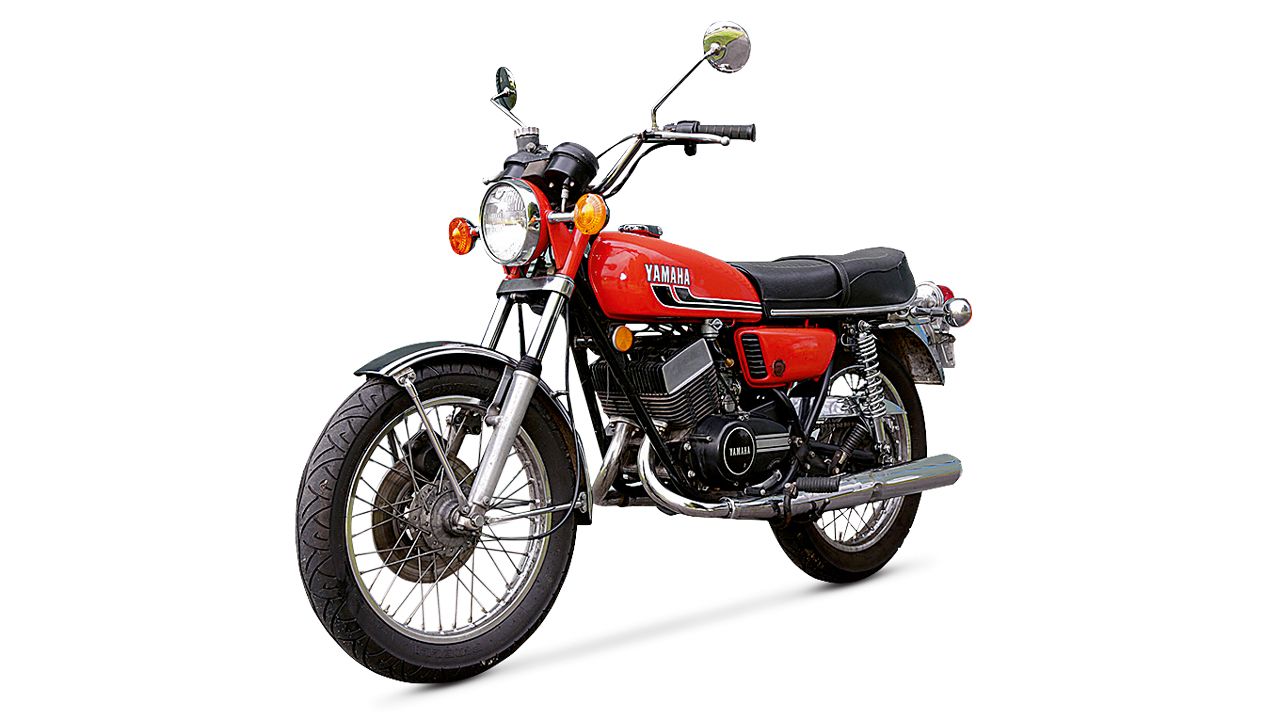 Yamaha RD 350 1974. Las RD de los 70 disponían de motores bicilíndricos en línea de dos tiempos con admisión por falda del pistón o por láminas.