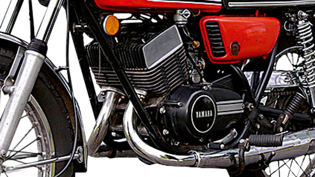 Yamaha RD 350  1974. La mecánica rendía 39 CV, para un peso de 138 kilos. Su competitividad también se respaldaba en un chasis estable y ágil, derivado de las TZ de carreras, algo de lo que carecían las motos de mayor cilindrada de la competencia.