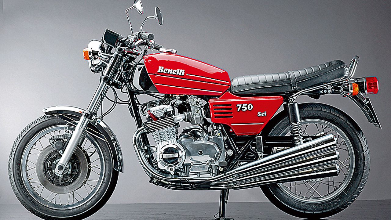Benelli 750 SEI 1974. La marca italiana optó por incorpora una pareja de cilindros a su tetracilíndrico de 500 cc, para poner en escena la primera moto de producción con seis cilindros en línea.