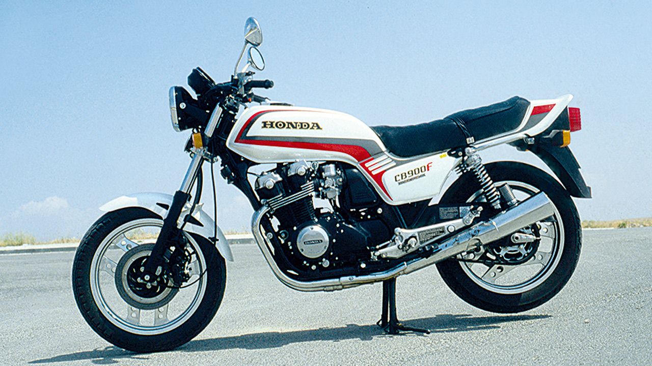 Honda CB900F 1979. La heredera de la CB750Four incrementó sus prestaciones hasta los 95 CV, gracias a la adopción de la distribución con doble árbol de levas.