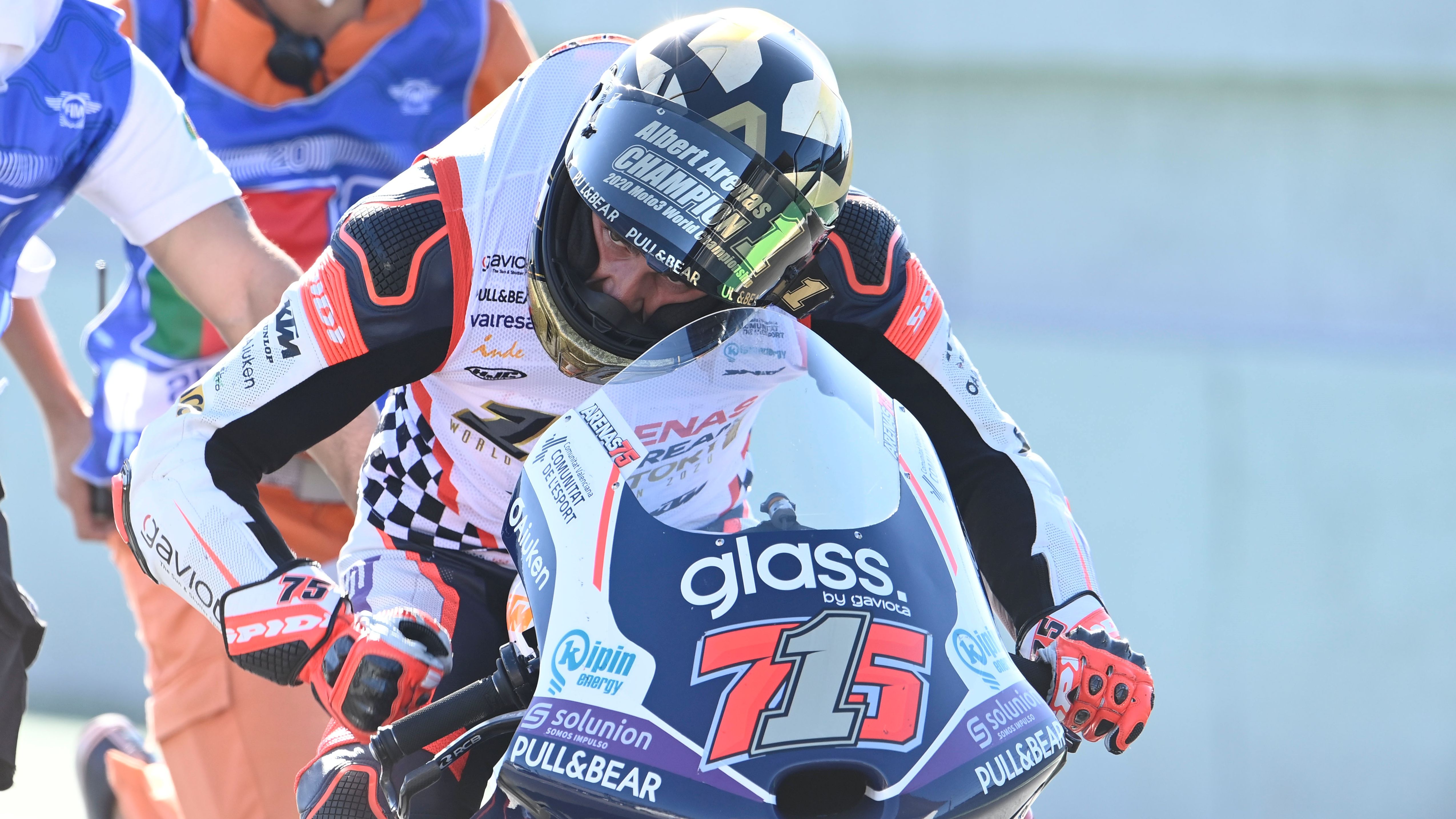 Albert Arenas con el 1 que le acredita como campeón del mundo de Moto3 2020