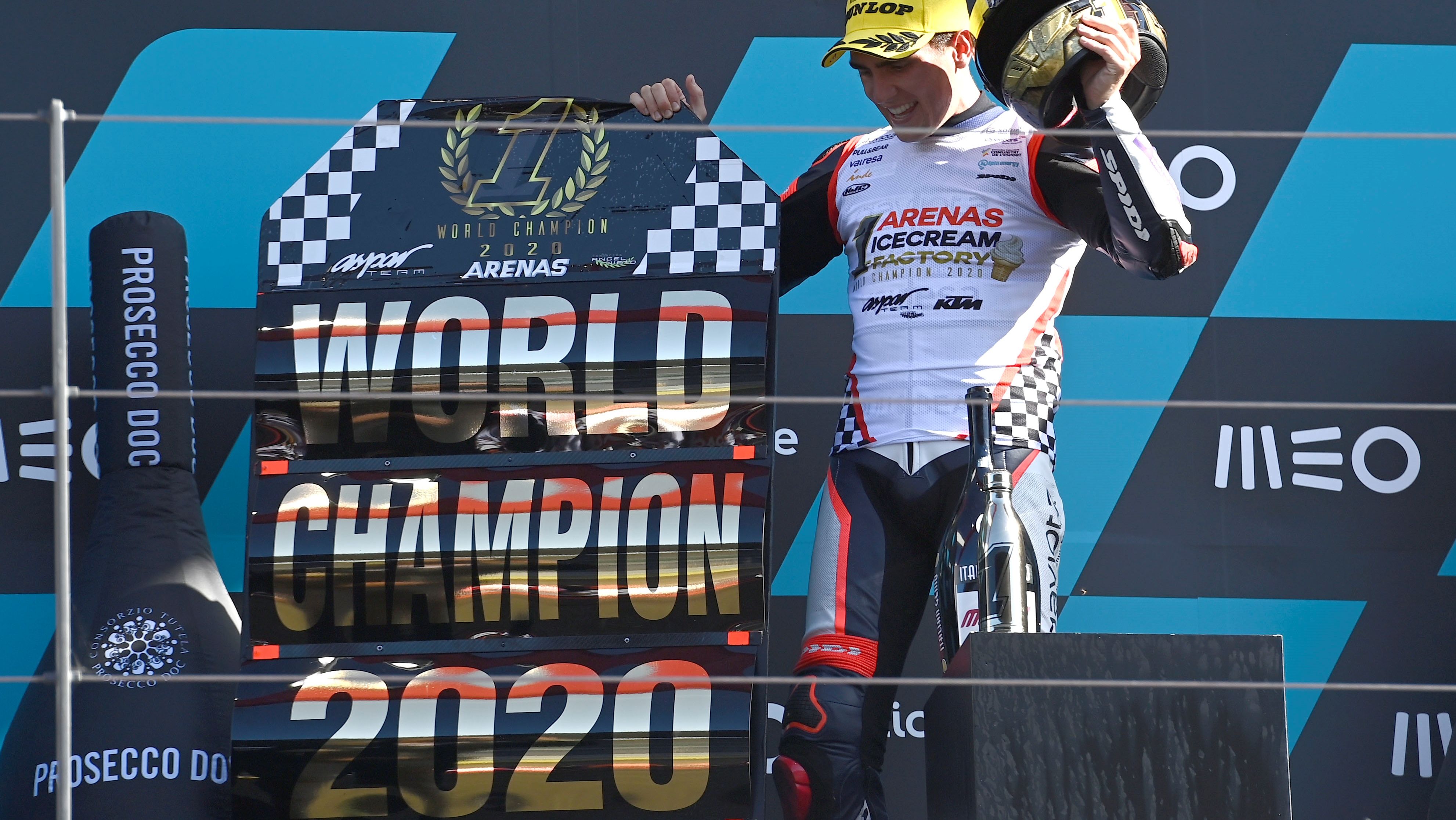 Albert Arenas en el podio coronado campeón del mundo de Moto3 2020