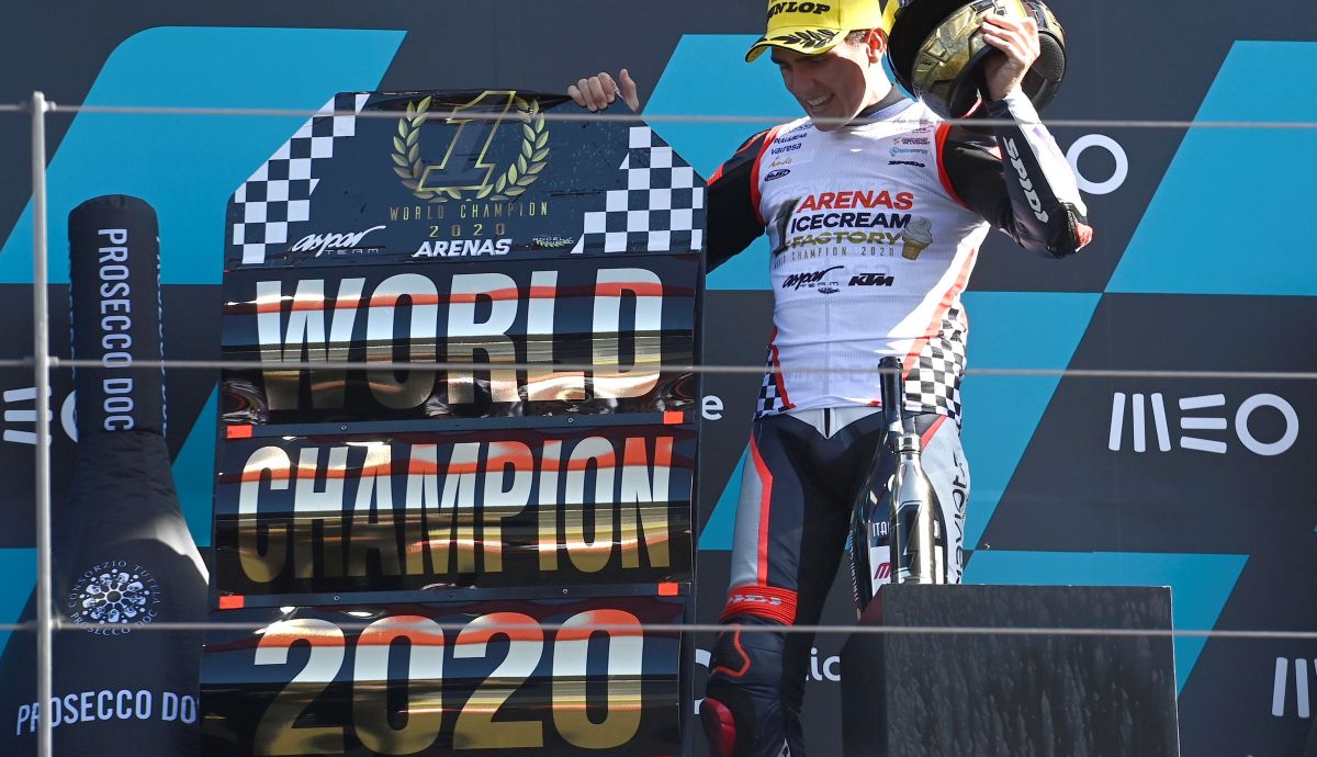 Albert Arenas en el podio coronado campeón del mundo de Moto3 2020