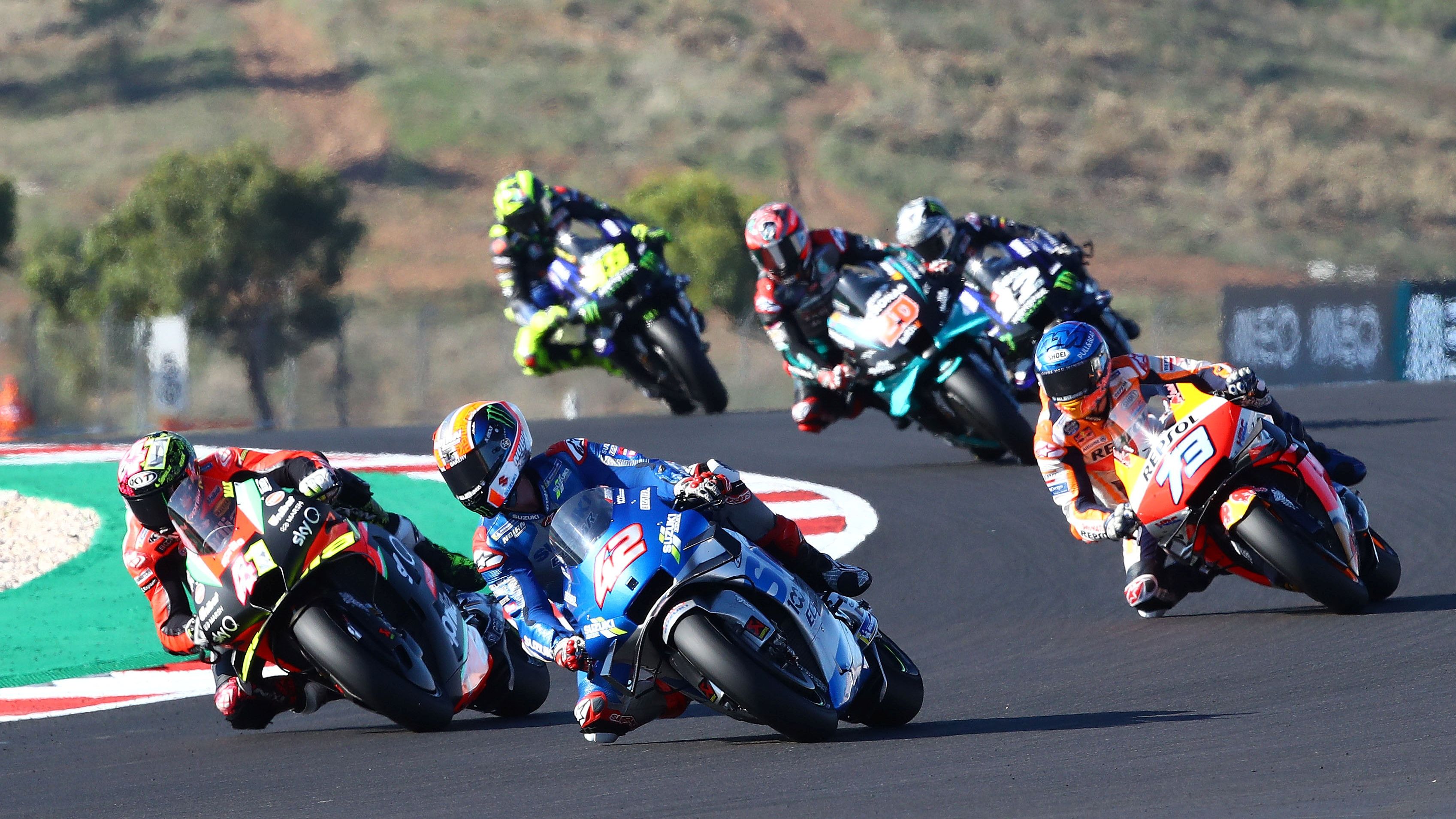 Aleix Espargaró se cuela a Álex Rins con Álex Márquez tras ellos