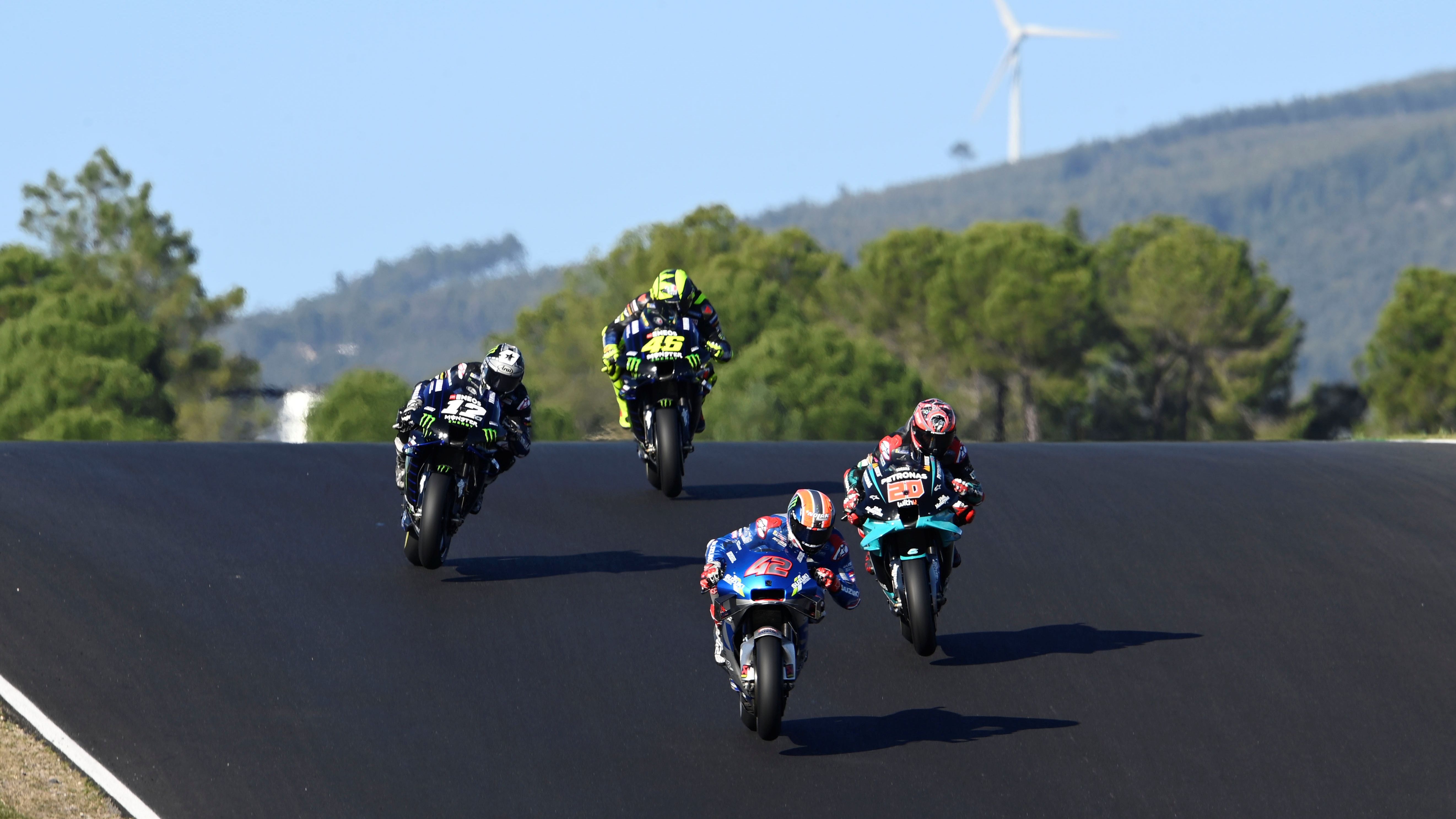 Álex Rins seguido por Fabio Quartararo, Maverick Viñales y Valentino Rossi
