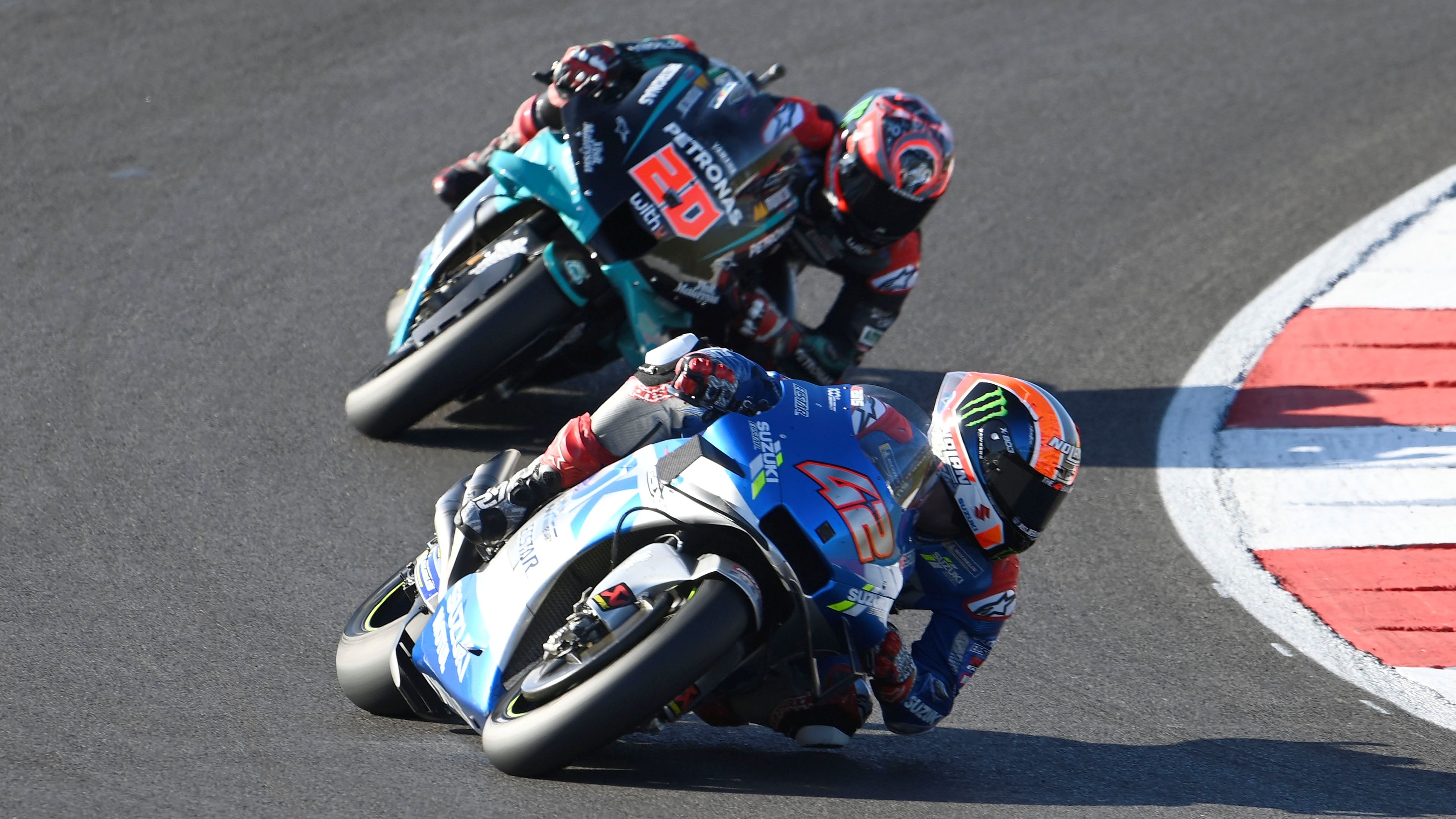 Álex Rins seguido por Fabio Quartararo