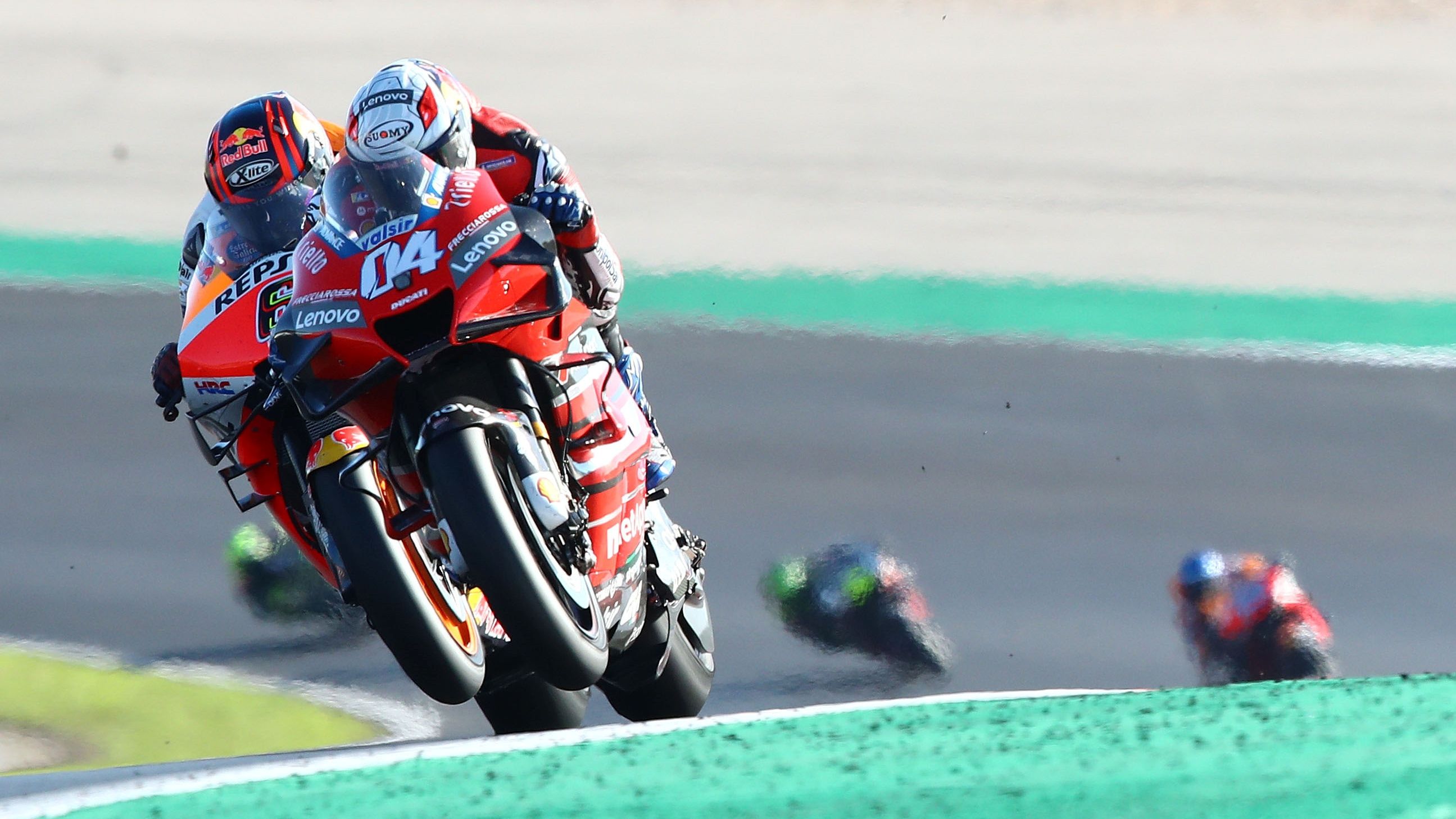 Andrea Dovizioso y Stefan Bradl prácticamente emparejados en el cambio de rasante