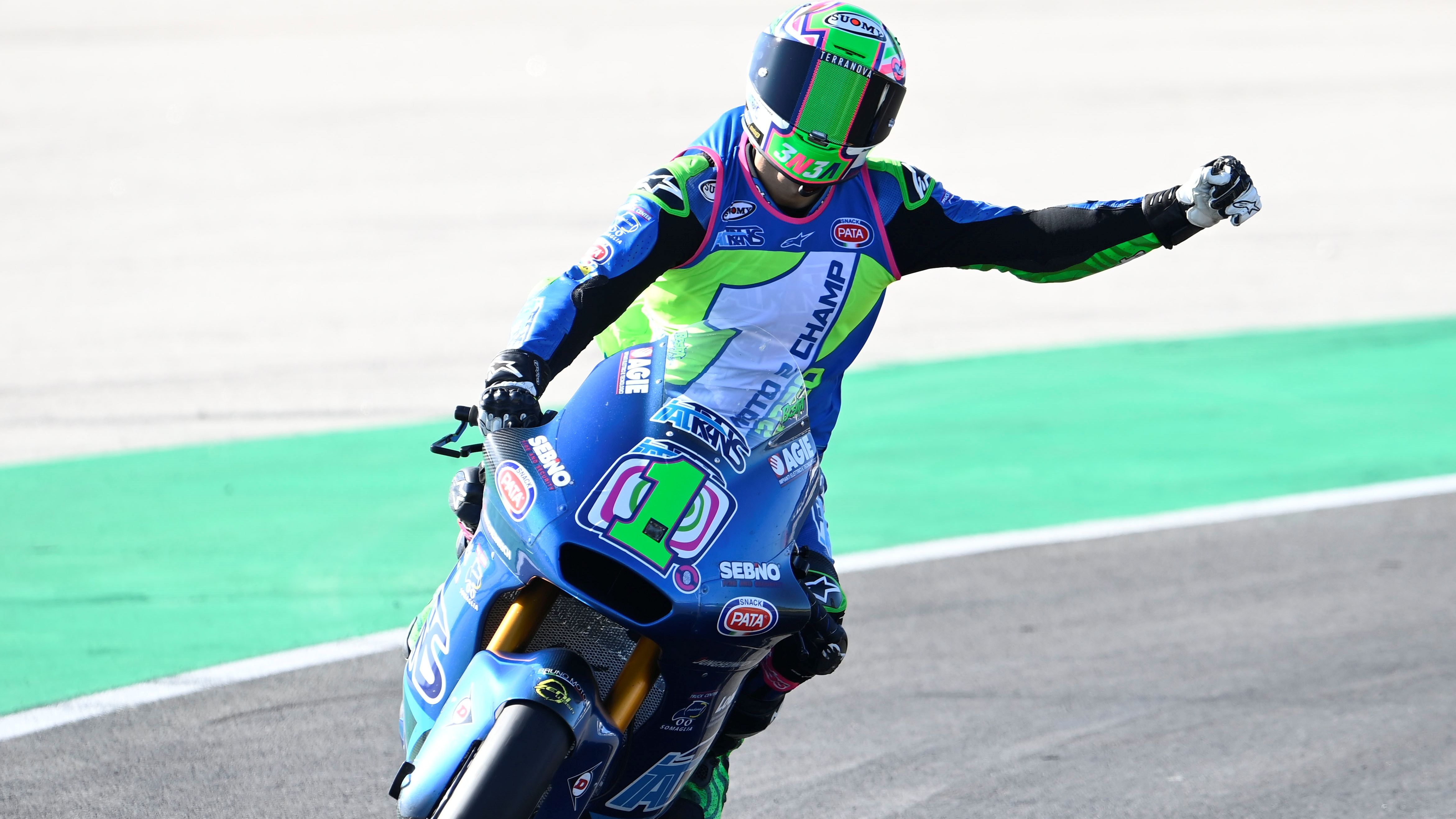 Enea Bastianini con el 1 que le acredita como campeón del mundo de Moto2 2020