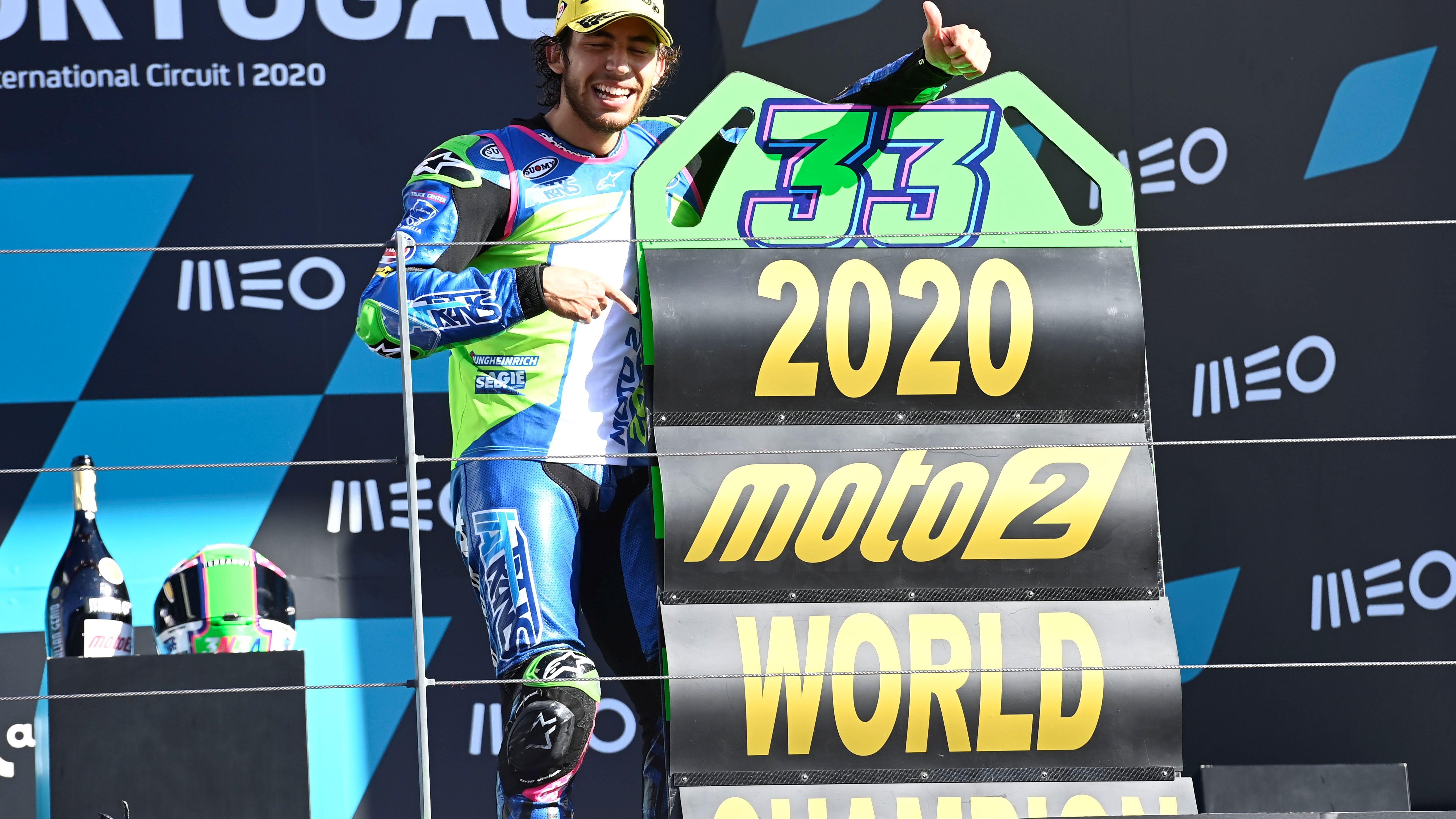 Enea Bastianini con el cartel de campeón del mundo de Moto2 2020
