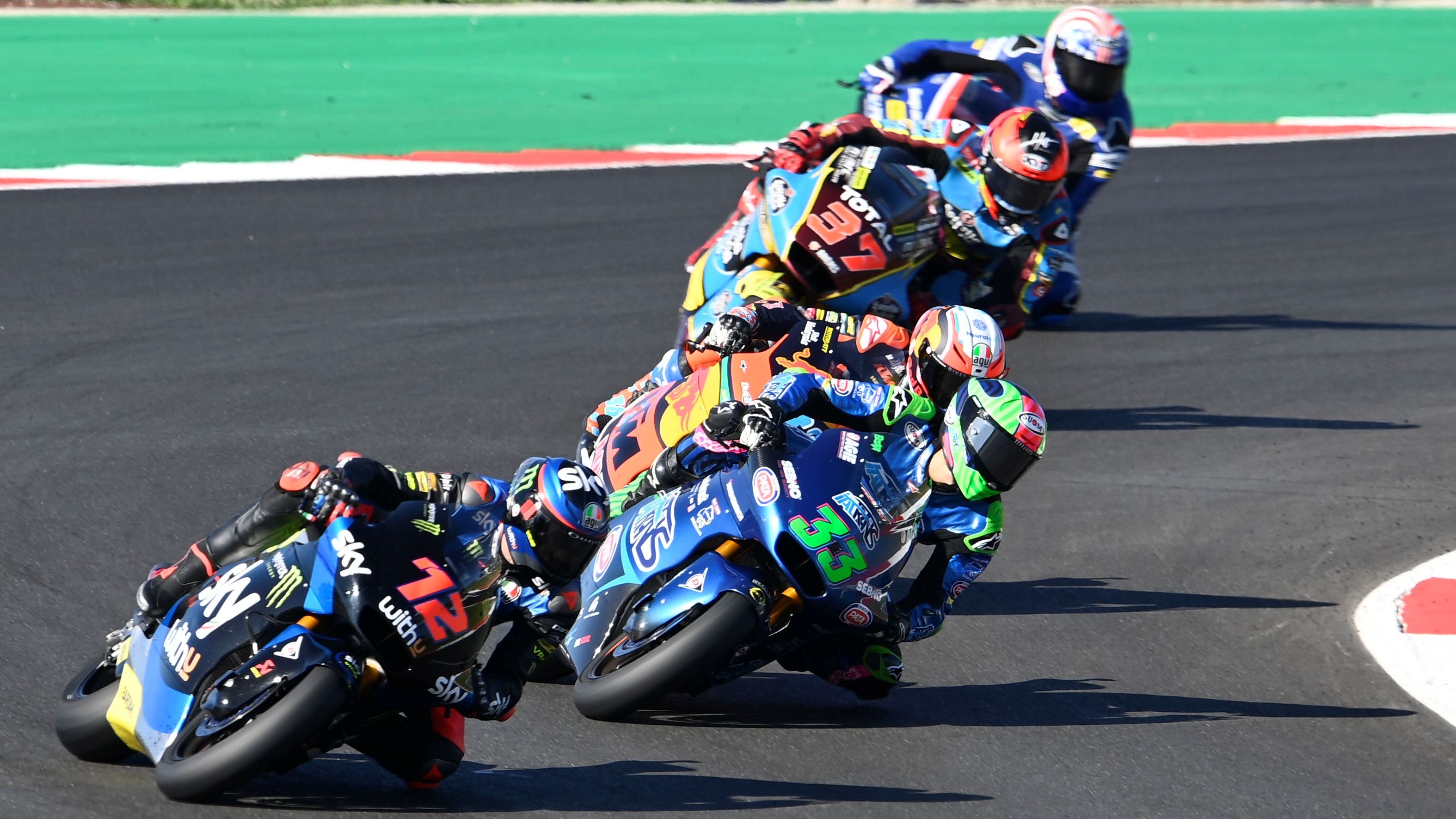 Enea Bastianini trata de superar a Marco Bezzecchi ante Jorge Martín, Augusto Fernández y Joe Roberts