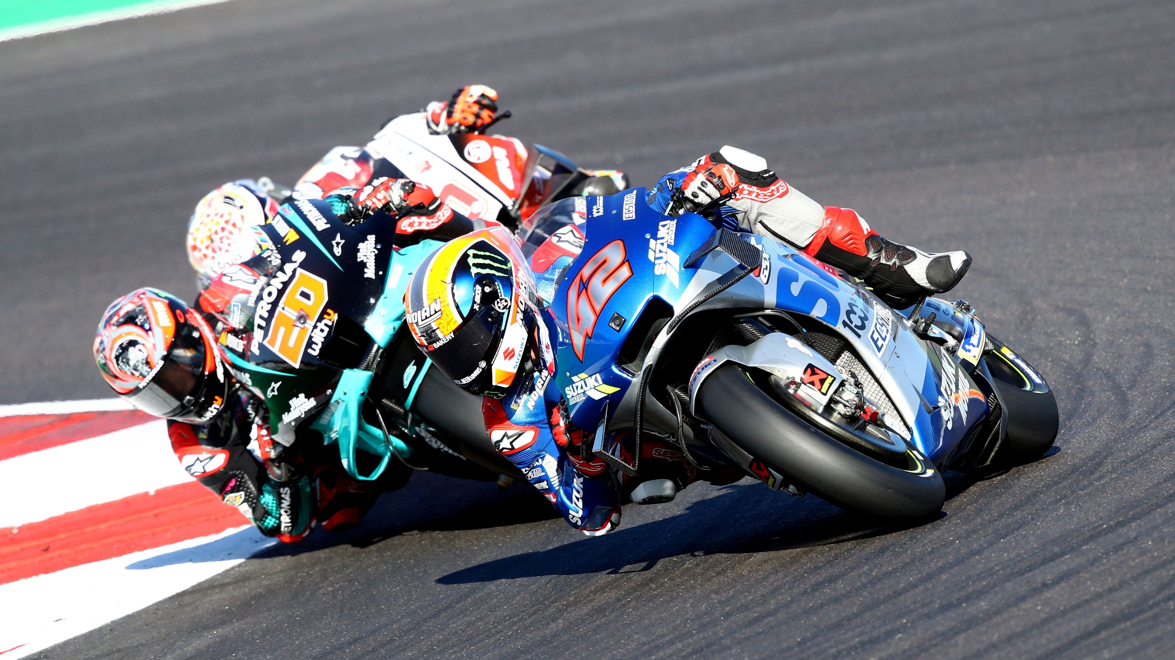 Fabio Quartararo se cuela por el interior de Álex Rins en presencia de Takaaki Nakagami