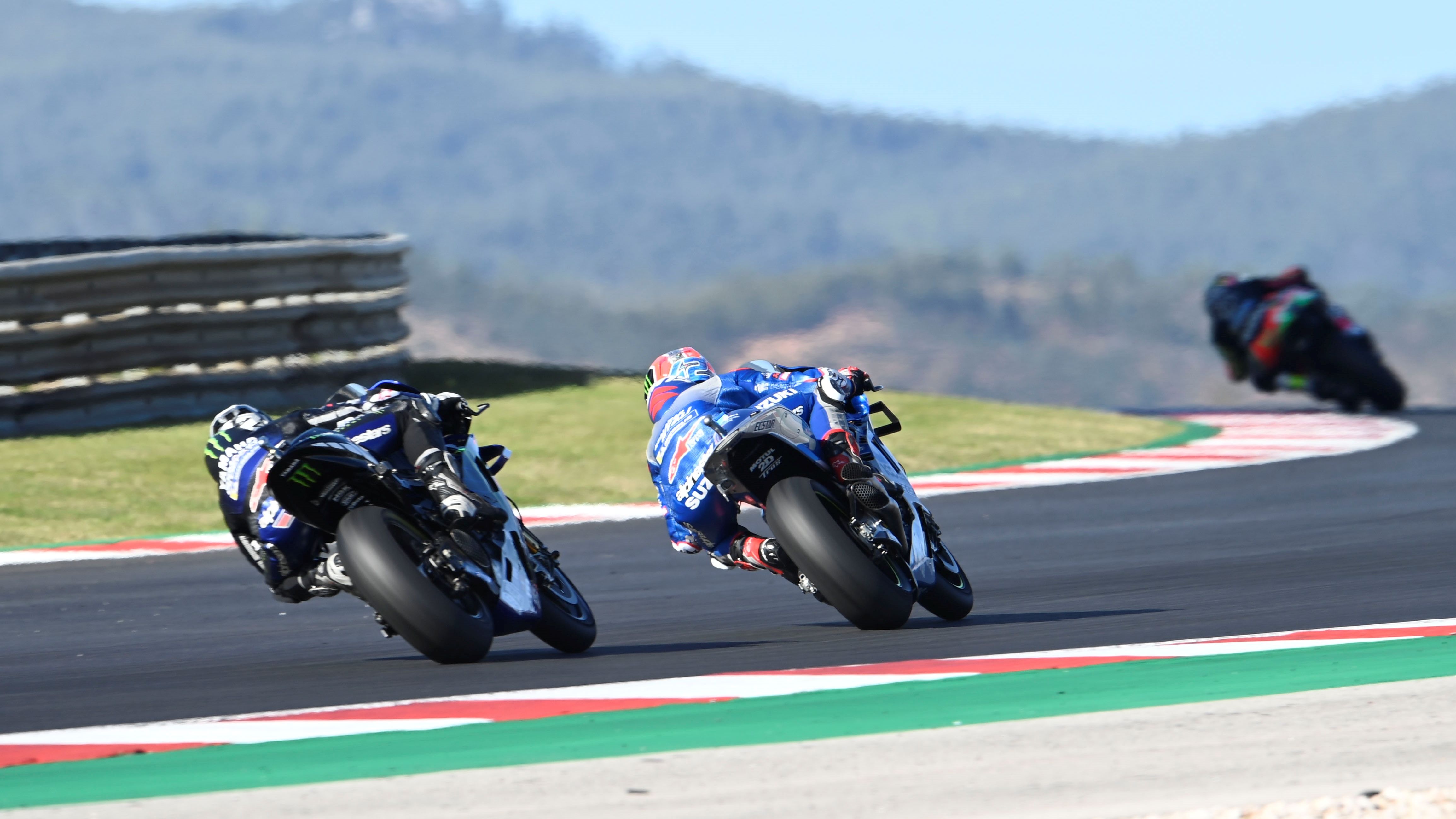 Maverick Viñales persigue a Álex Rins con Aleix Espargaró por delante