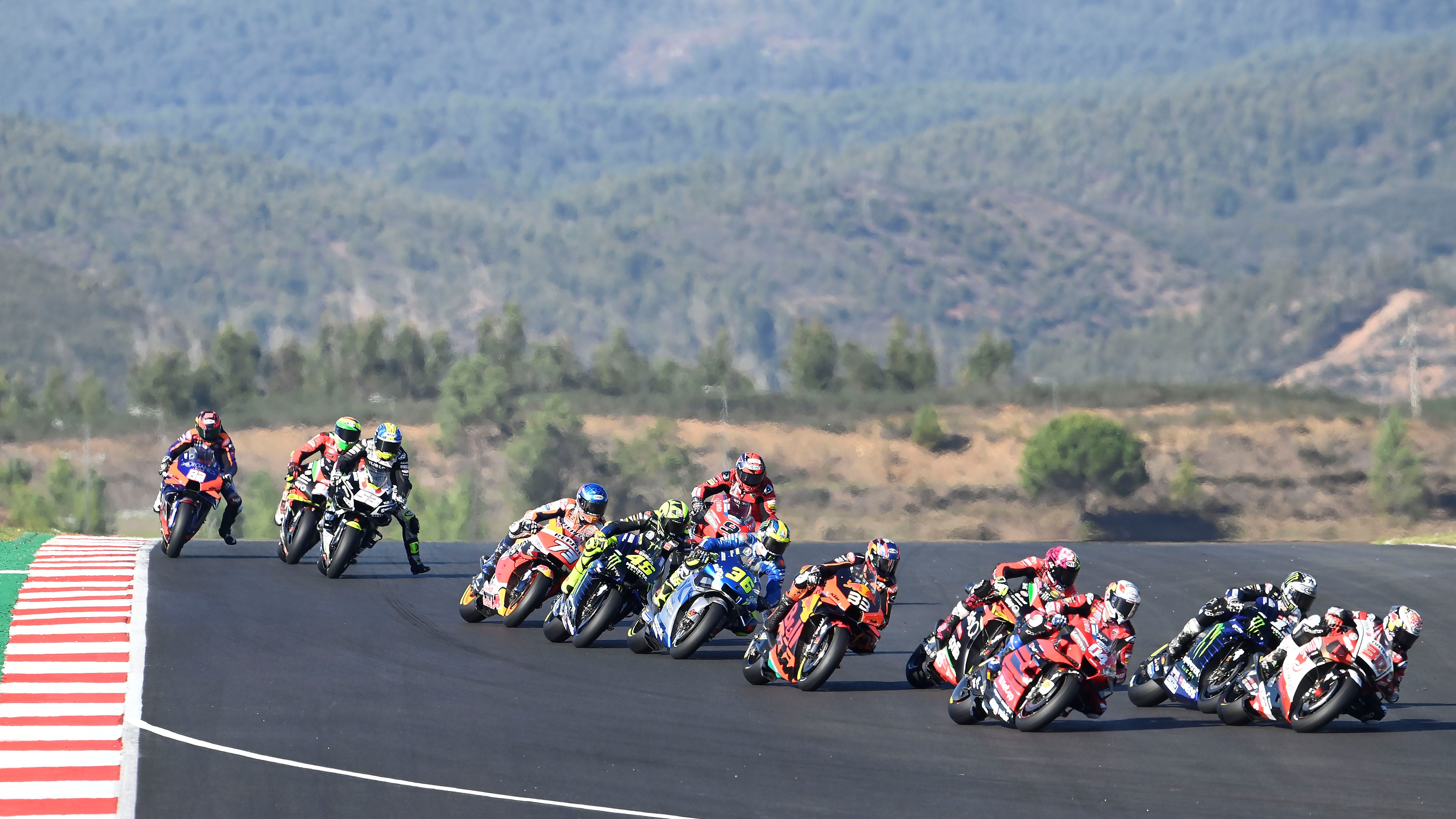Maverick Viñales supera a Andrea Dovizioso a rueda de Takaaki Nakagami