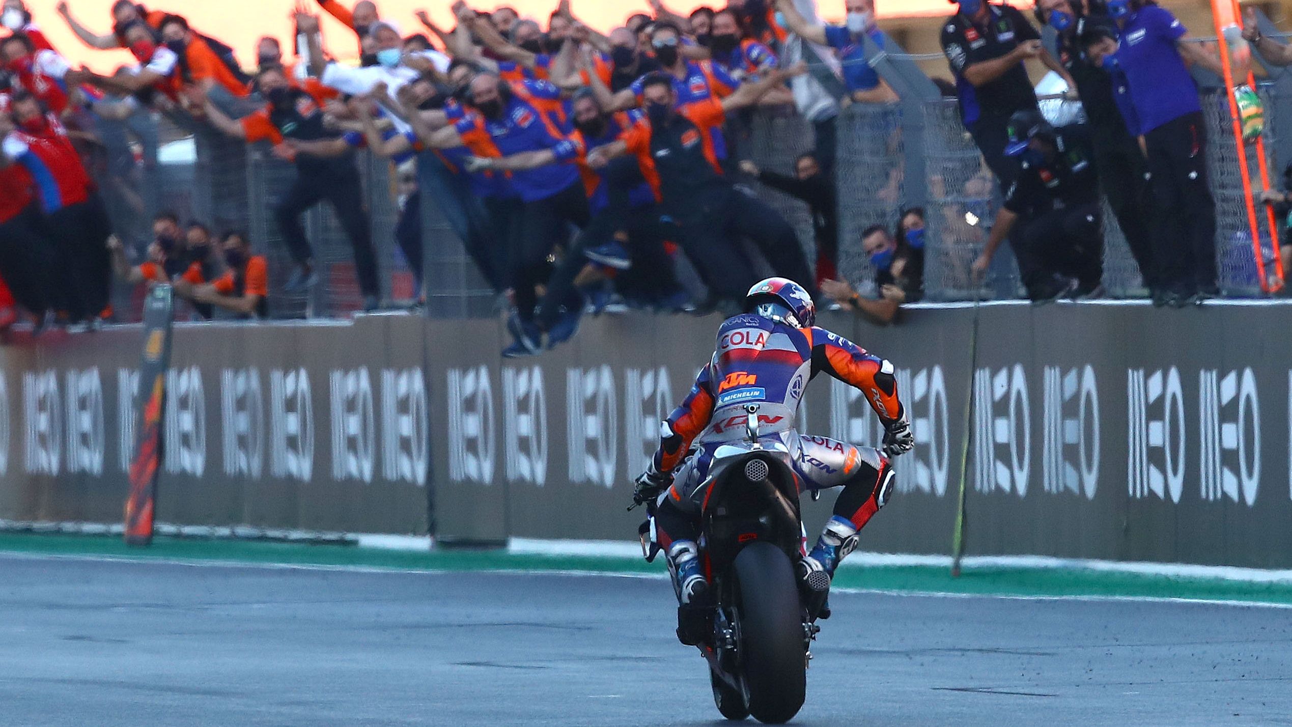 Miguel Oliveira culmina una carrera perfecta de MotoGP en Portimao entre el delirio de su equipo en el muro