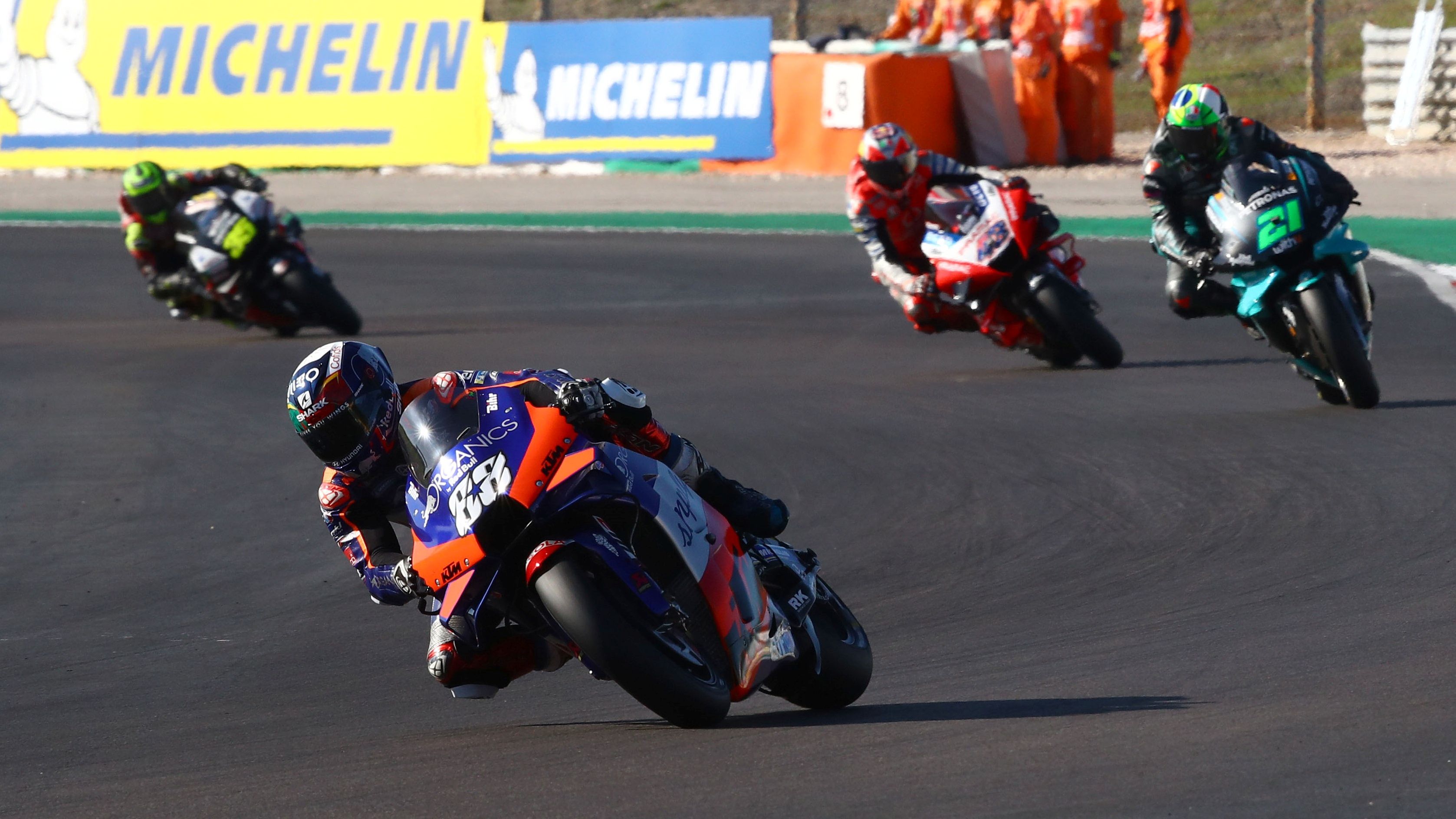 Miguel Oliveira se escapa de Franco Morbidelli, Jack Miller y Cal Crutchlow