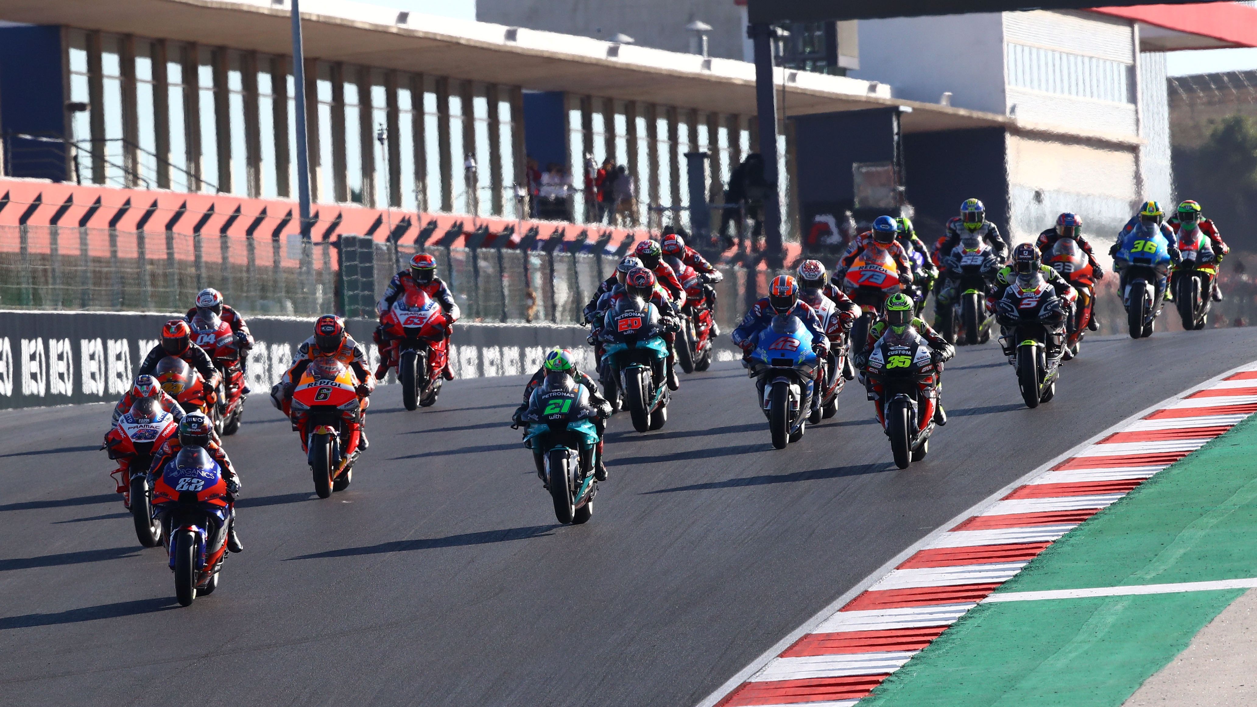 Miguel Oliveira se pone al frente con una salida perfecta en la carrera de MotoGP 2020 en Portimao.