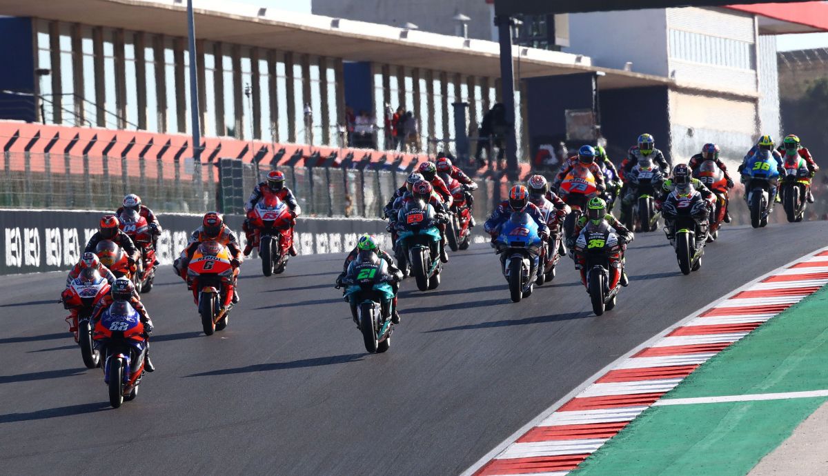 Miguel Oliveira se pone al frente con una salida perfecta en la carrera de MotoGP 2020 en Portimao. Miguel Oliveira se pone al frente con una salida perfecta en la carrera de MotoGP 2020 en Portimao.