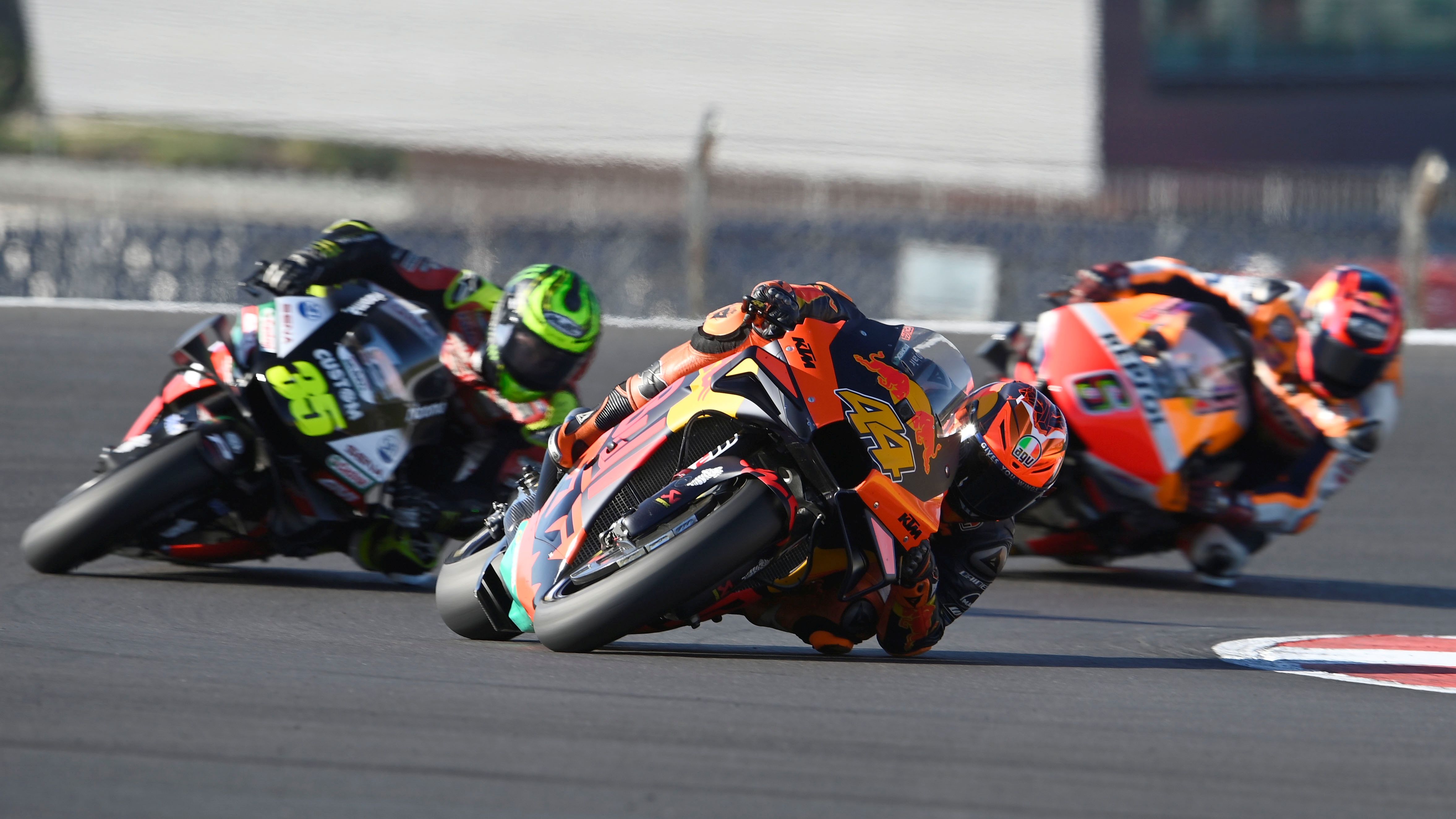 Pol Espargaró seguido por Cal Crutchlow y Stefan Bradl