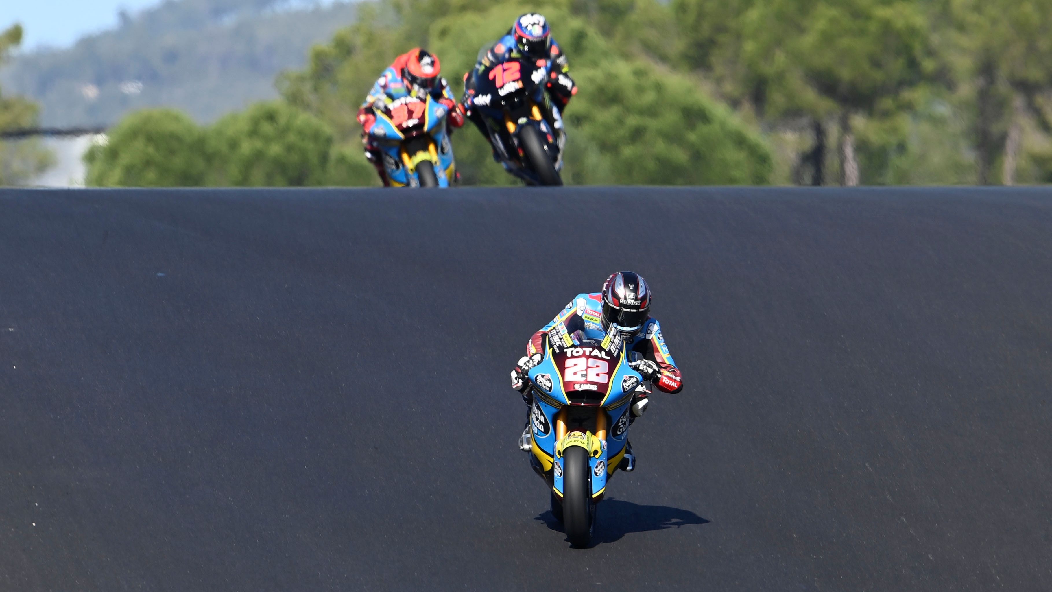 Sam Lowes encara la bajada con Marco Bezzecchi y Augusto Fernández al fondo