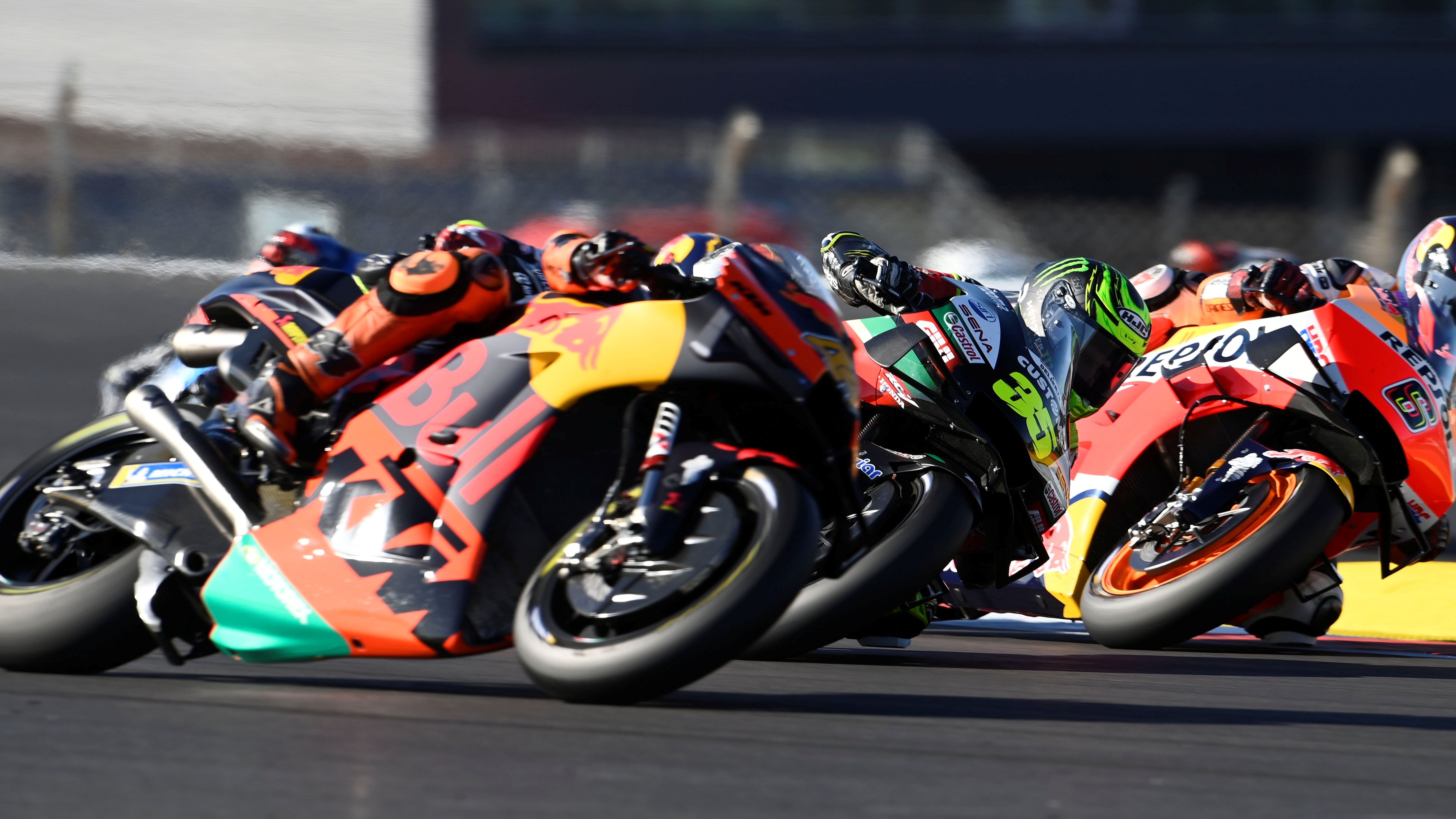 Stefan Bradl, Cal Crutchlow y Pol Espargaró trazan la curva prácticamente en paralelo
