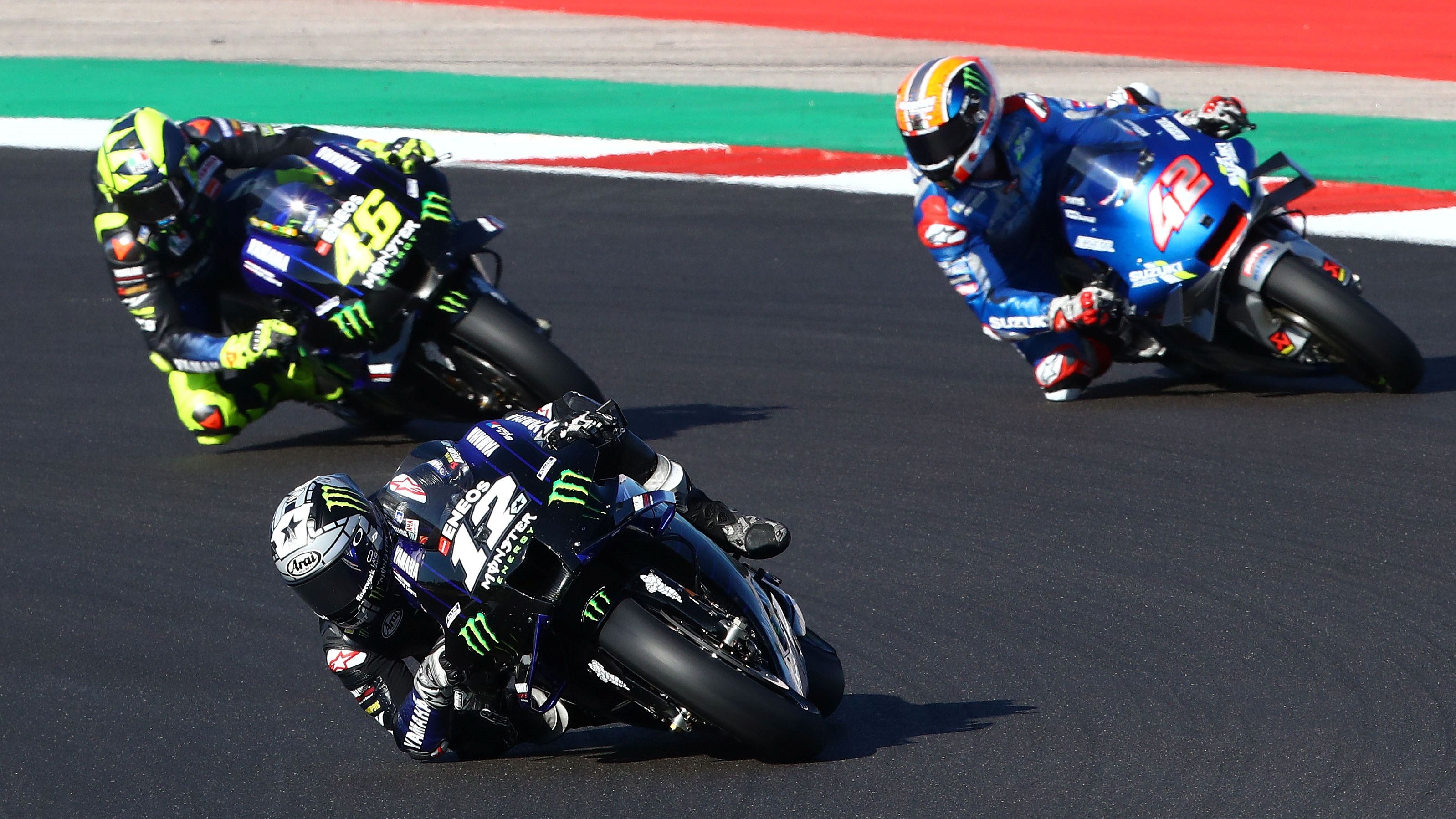 Valentino Rossi supera a Álex Rins a la espalda de Maverick Viñales