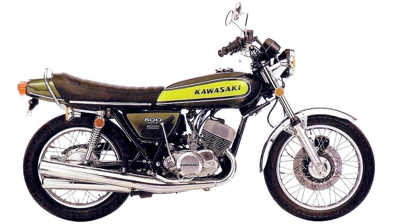 Kawasaki H1 500 Mach III 1969. Sirvió como base para motos de carrera con diferentes chasis y refrigeración por agua que lograron éxitos hasta en el Mundial de Velocidad.