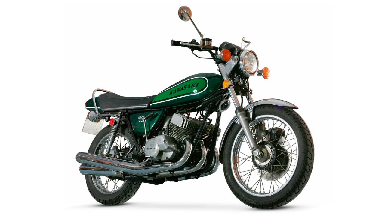 Kawasaki H1 500 Mach III 1969. Motor: 2T, 3 cilindros en línea, 498 cc, 60 CV a 7.500 rpm. Chasis: Doble cuna en acero. Peso: 188 kg.
