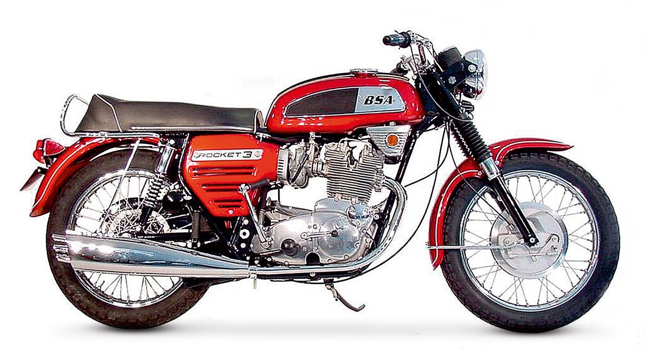 BSA A75 Rocket 3 1968. Motor: 4T, 3 cilindros en línea, OHV, 740 cc, 60 CV a 7.250 rpm. Chasis: Doble cuna en acero. Peso: 226 kg.