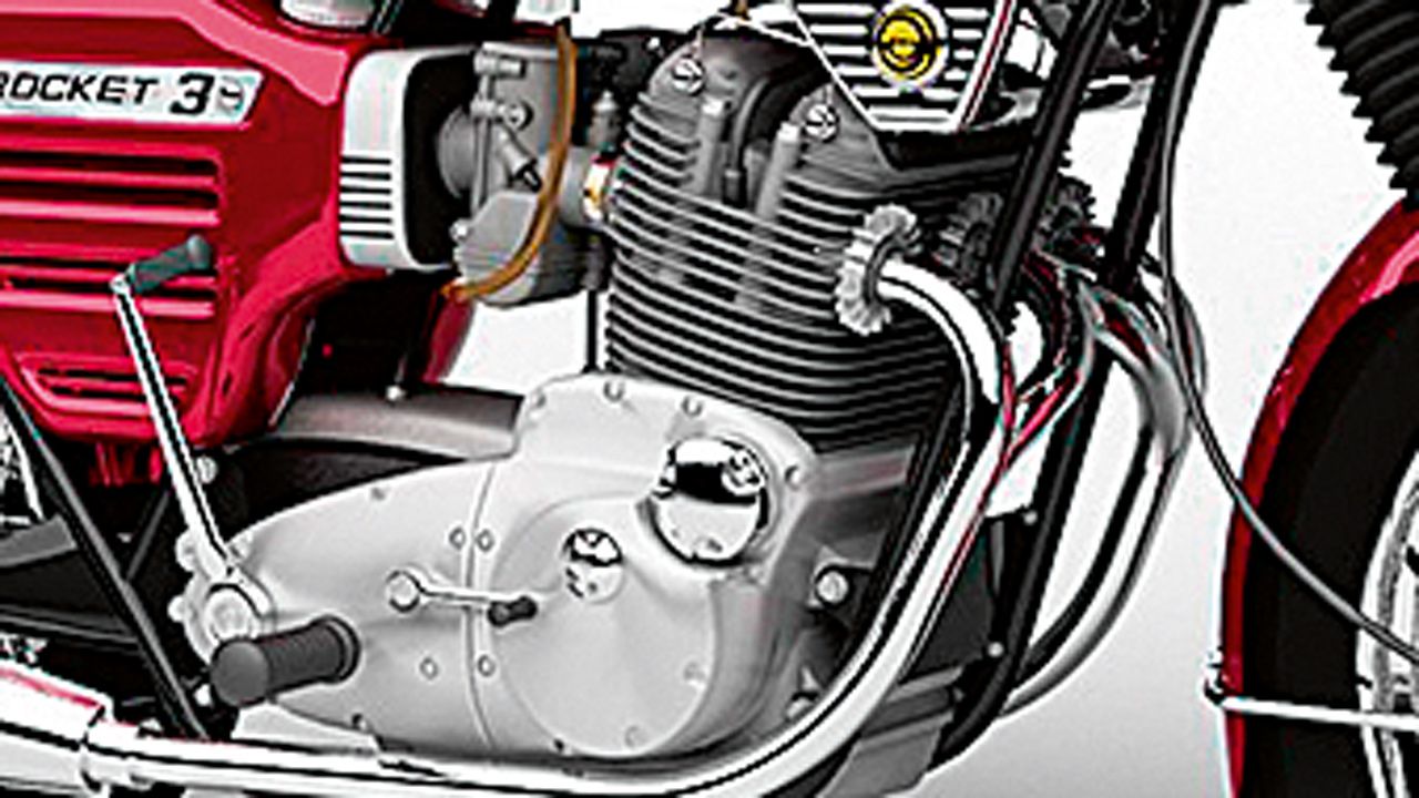 BSA A75 Rocket 3 1968. La moto se vendía bajo la marca Triumph, con el nombre de Trident, y la de BSA, como Rocket3, con pequeñas diferencias en el chasis y la estética.