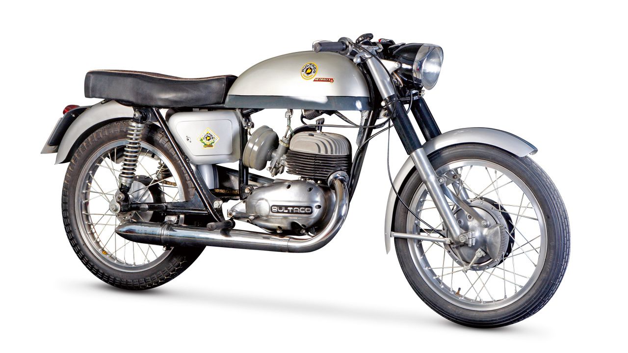 Bultaco Metralla 62 1962. Motor: 2T, 1 cilindro, 196 cc, 20 CV a 7.000 rpm. Chasis: Simple cuna en acero. Peso: 108 kg.
